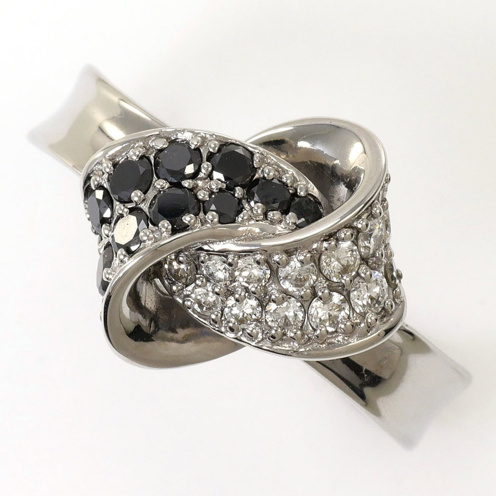 White Gold 18k Unbranded Band Ring: White Gold 18k Unbranded Band Ring White Gold 18k Unbranded Band Ring - A sleek and modern band crafted from 18K white gold, featuring a subtle black finish. This unbranded ring boasts a diamond stone