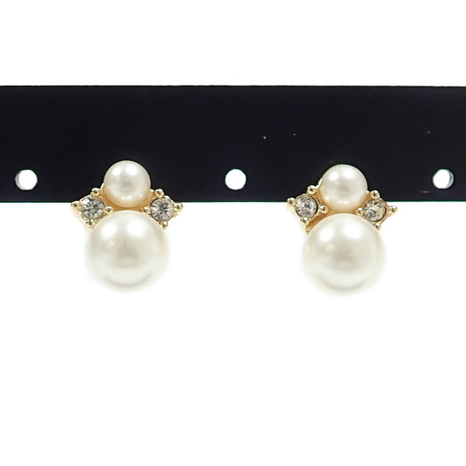 Christian Dior Clip Earrings: Christian Dior Clip Earrings Christian Dior Clip Earrings are crafted from gold plated metal, featuring a sleek and modern design. With dimensions of 19.00mm x 9.50mm x 15.00mm, these earrings add a t