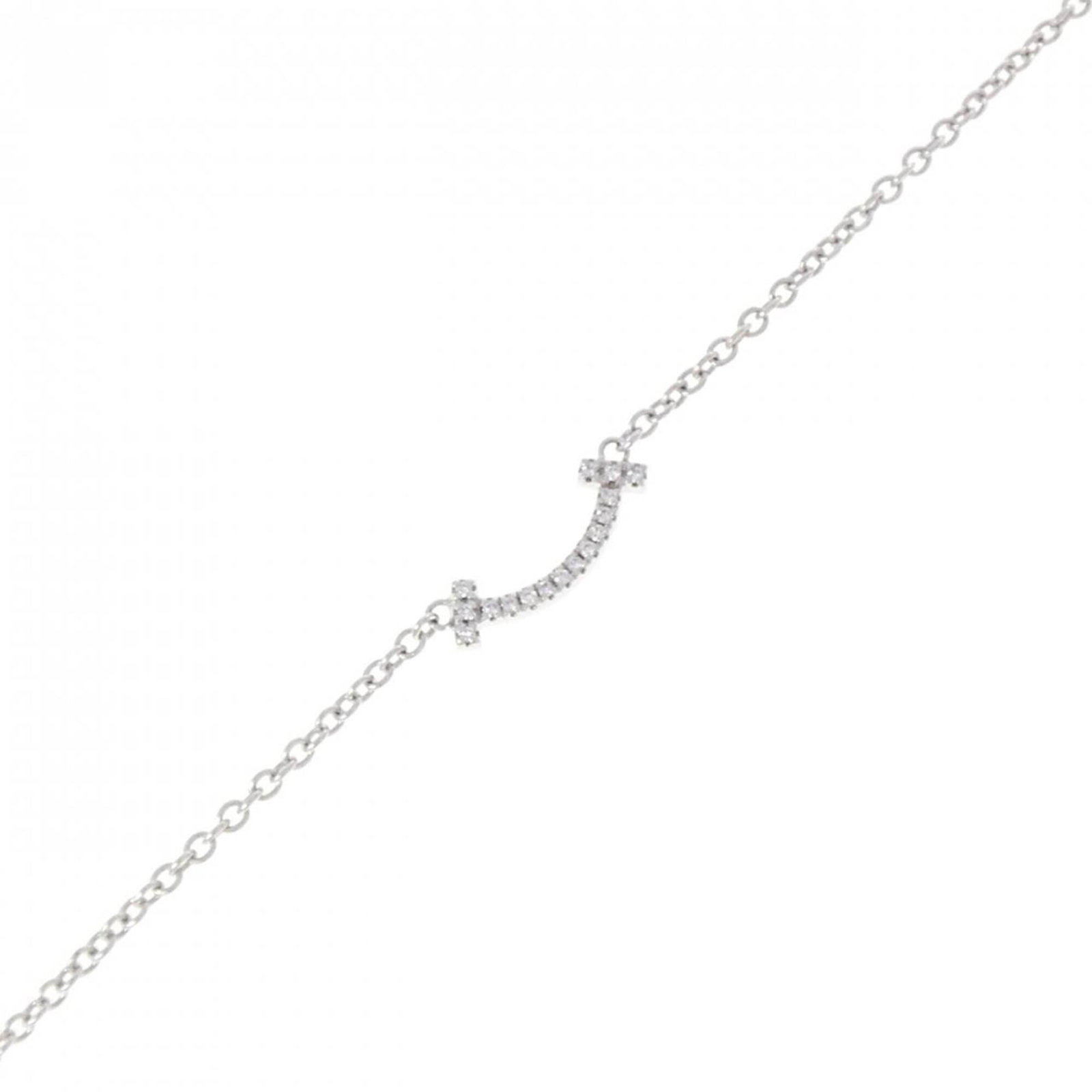 White Gold Charm Tiffany 18K: White Gold Charm Tiffany 18K White Gold Charm Tiffany 18K - A delicate charm bracelet featuring an 18k white gold piece, measuring 17.5cm in length. This charming accessory bears a signature from the 