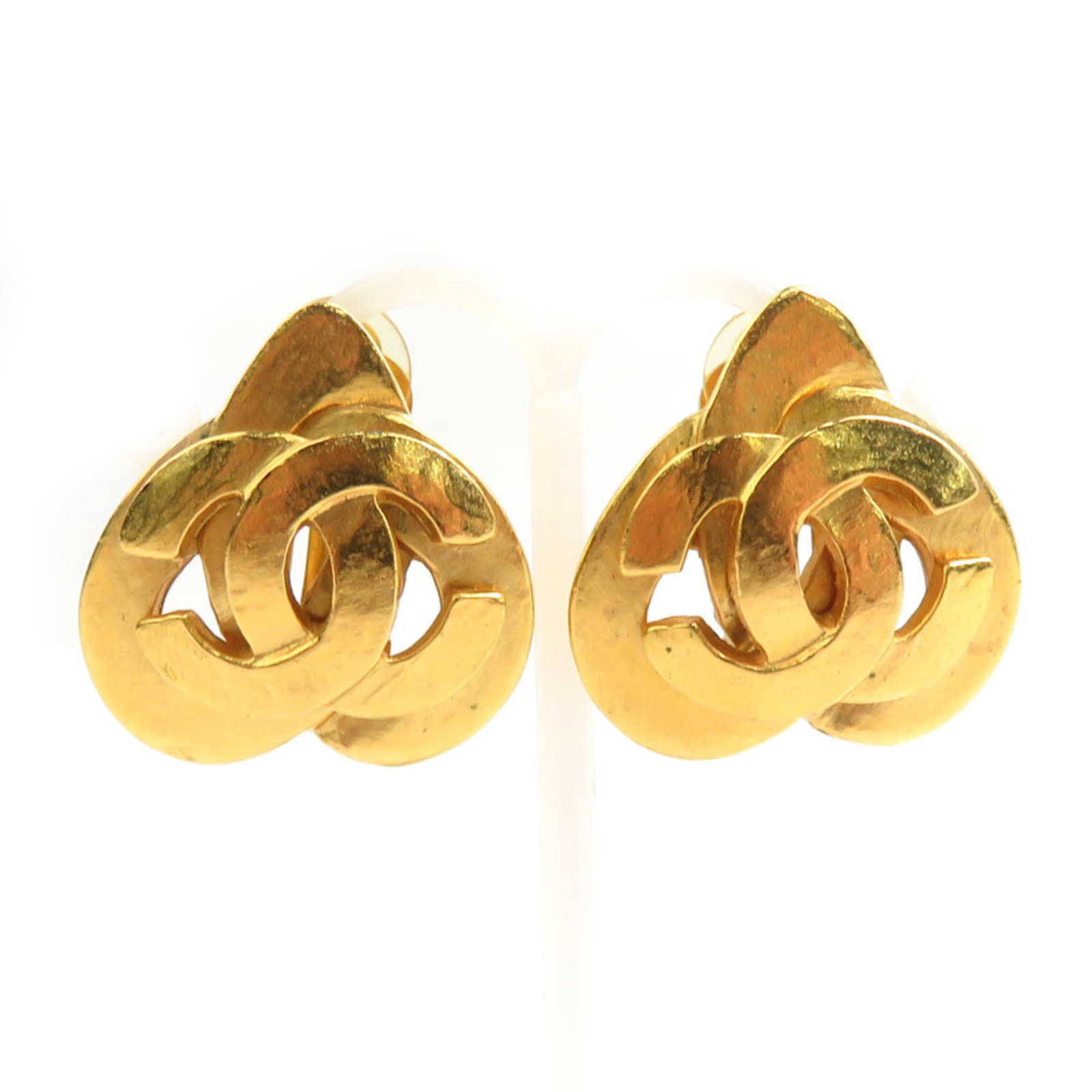 Chanel Clip Earrings Metal: Chanel Clip Earrings Metal Gold clip earrings from Chanel, made in France with a sleek 25.00mm x 25.00mm design. These metal earrings feature the iconic Chanel brand and are presented without addition
