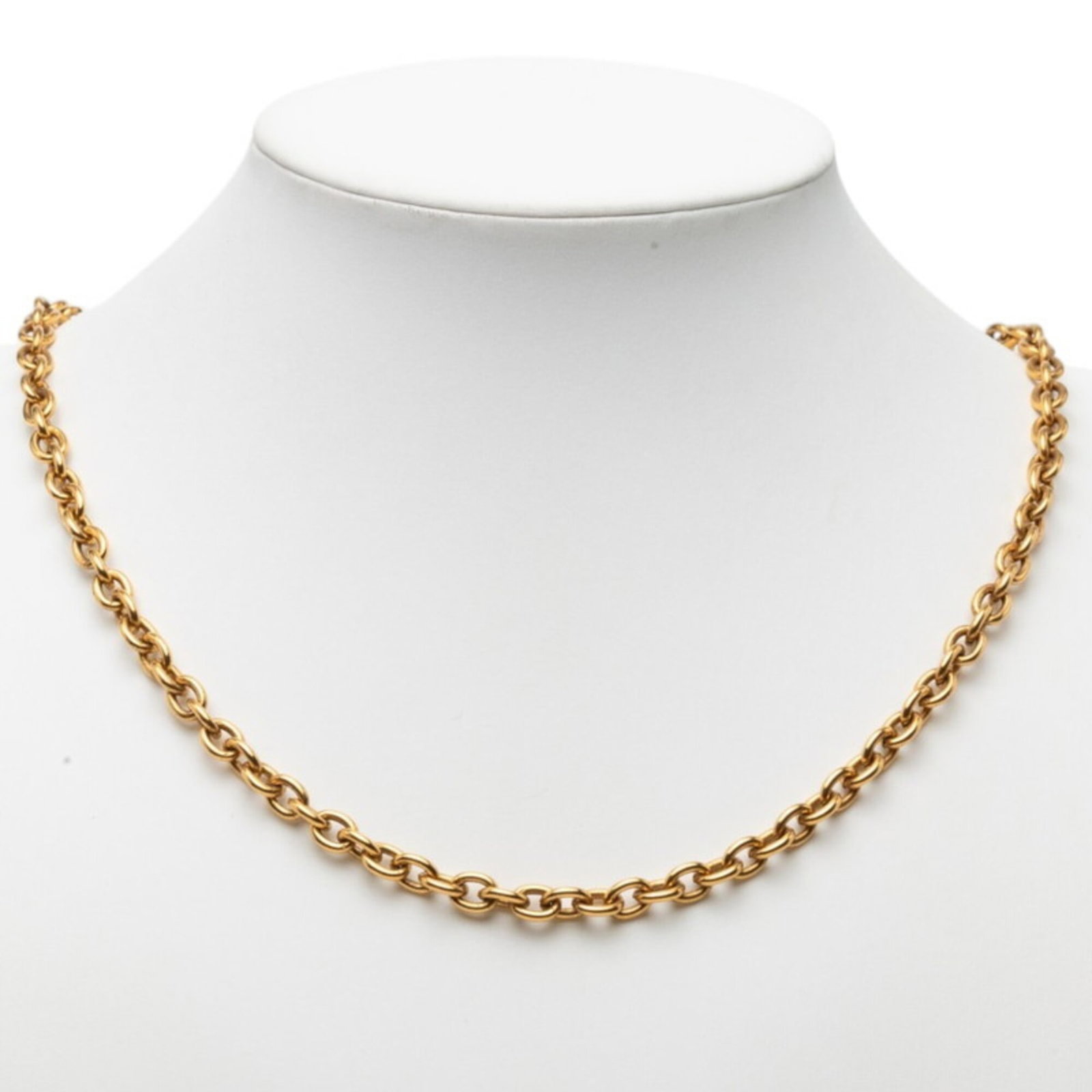 Chain for women gold long necklace plated vintage Chanel.: Chain for women gold long necklace plated vintage Chanel. Chain for women gold long necklace plated vintage Chanel bears a signature. Made from gold, it features a classic design suitable for various 