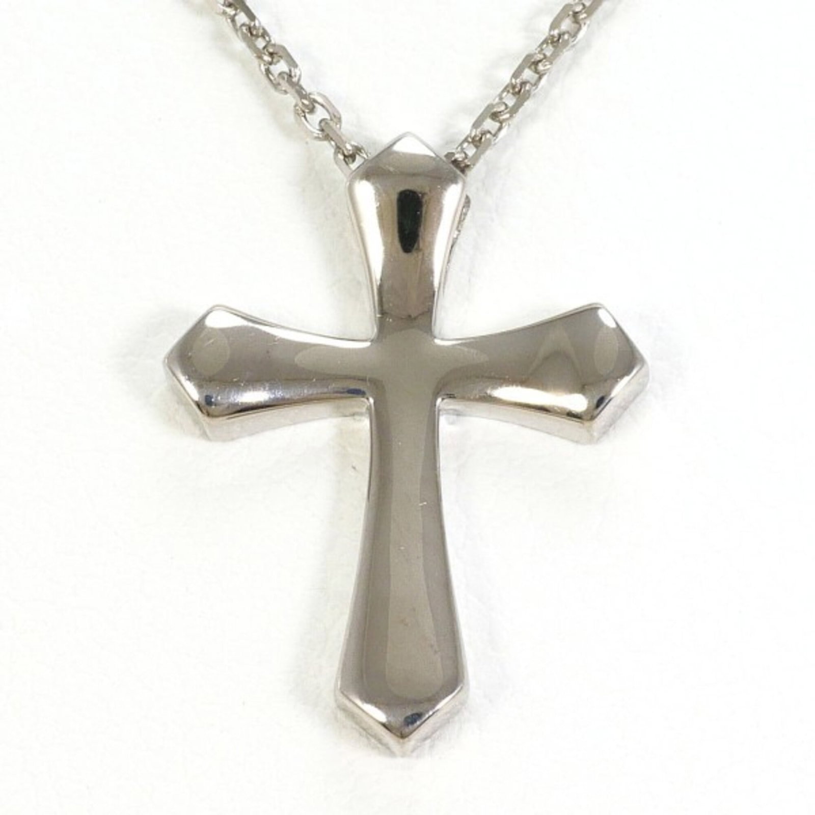 18K (18-Karat White Gold) Necklace Total Weight Approximately 3.8G 45Cm Jewelry.: 18K (18-Karat White Gold) Necklace Total Weight Approximately 3.8G 45Cm Jewelry. 18K white gold necklace boasts a total weight of approximately 3.8g, measuring 45cm in length. The pendant features an 
