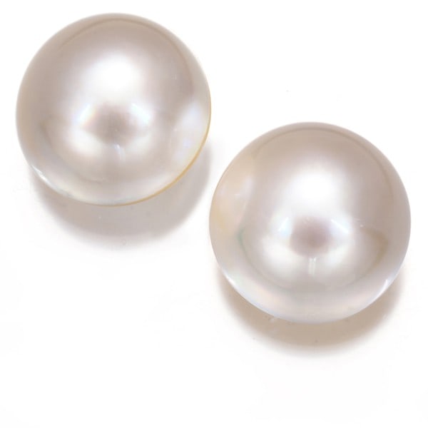 Yellow gold earrings 18K Solitaire Mabe Pearl 13.0Mm: Yellow gold earrings 18K Solitaire Mabe Pearl 13.0Mm Yellow gold earrings feature an 18K solitaire mabe pearl measuring approximately 13.0mm, set in a stud design with 3.6g weight. The earrings showca