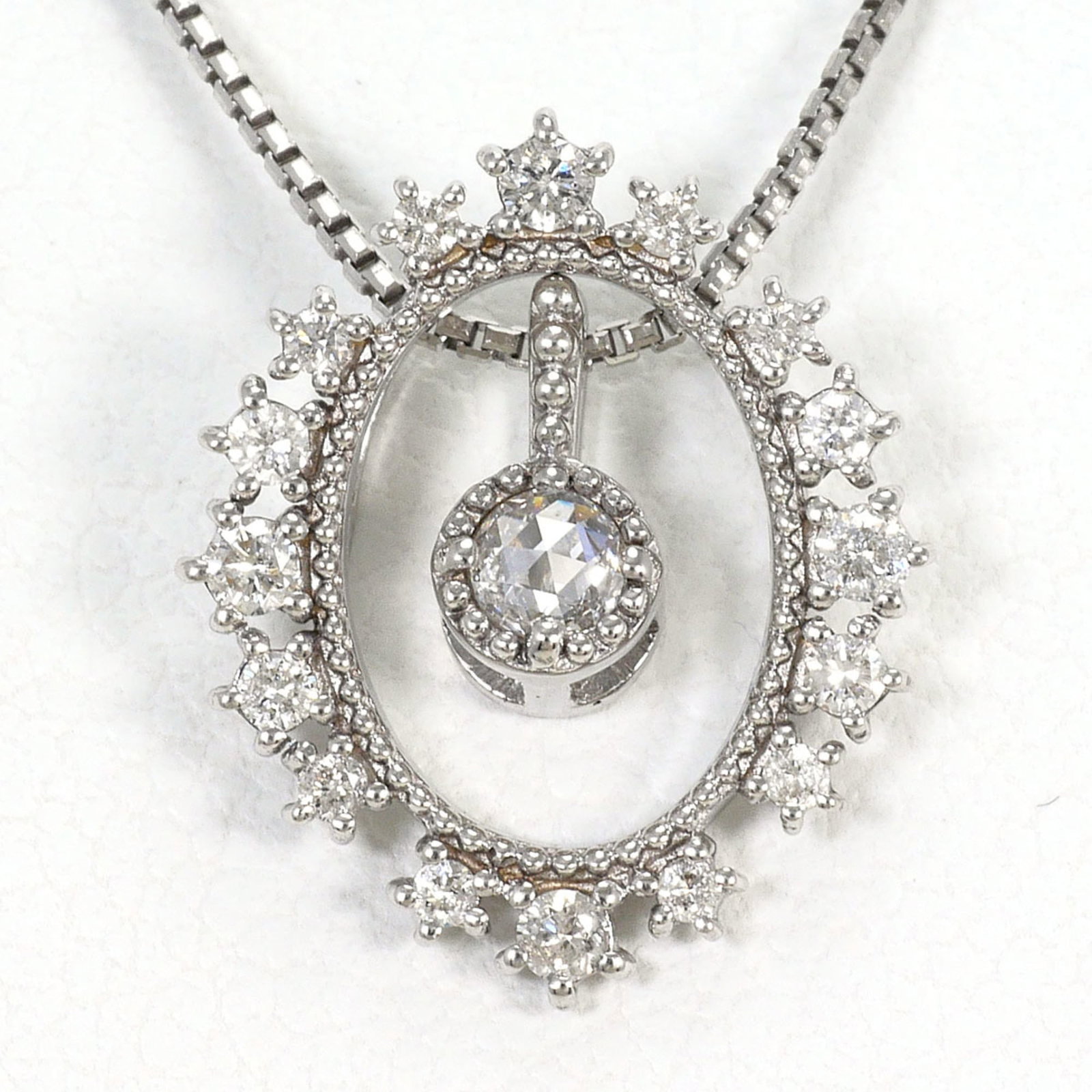 18K (18-Karat White Gold) Necklace With 0.05Ct And 0.13Ct Diamonds Total Weight 2.8G 45Cm Length: 18K (18-Karat White Gold) Necklace With 0.05Ct And 0.13Ct Diamonds Total Weight 2.8G 45Cm Length 18K white gold necklace boasts a total weight of 2.8g, featuring two diamonds weighing 0.05ct and 0.13c