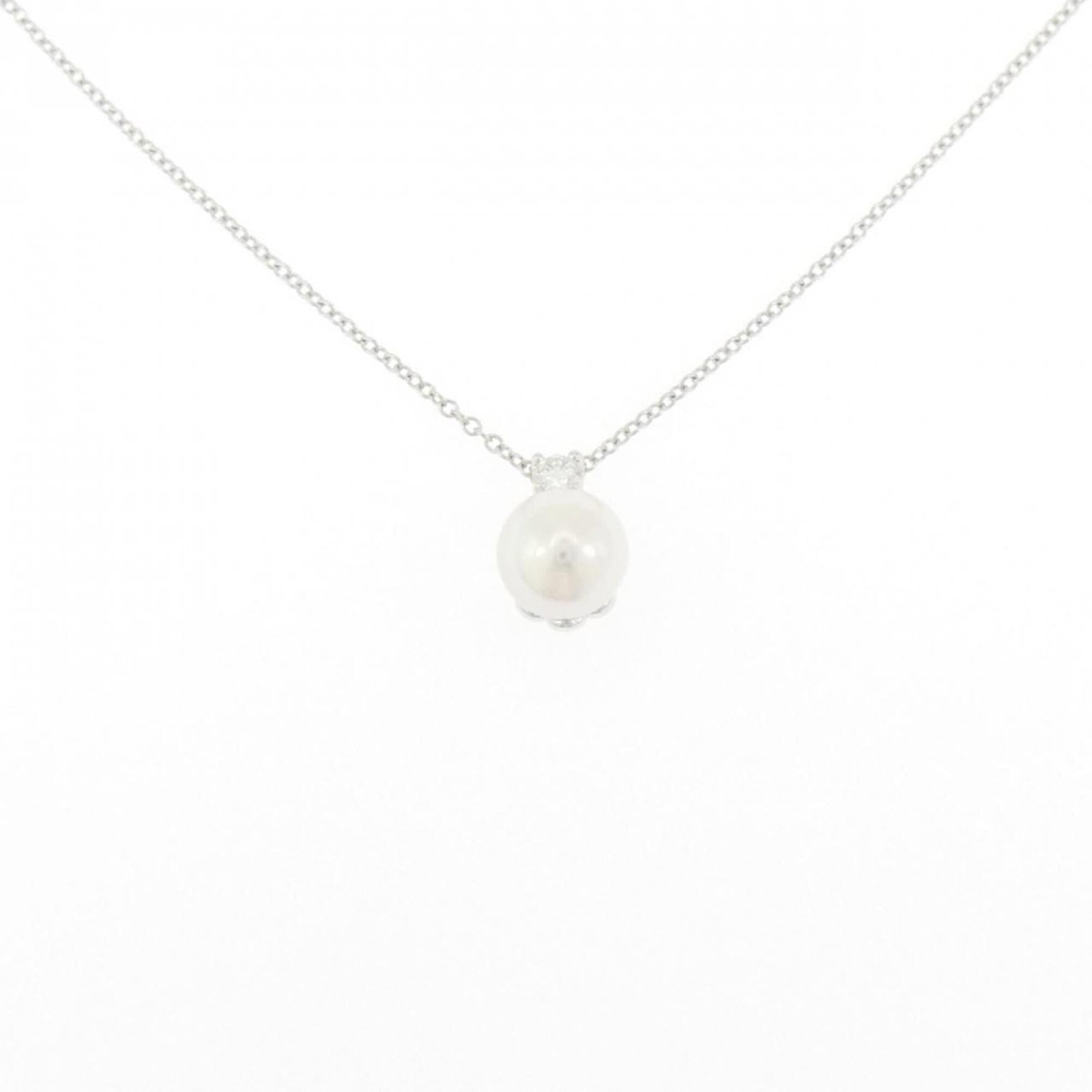 Tiffany Signature Pearl Necklace 7.1Mm: Tiffany Signature Pearl Necklace 7.1Mm Tiffany's signature pearl necklace boasts elegance with its white gold (18K) pendant featuring a diamond and pearl stone. The necklace measures 40 cm in circumfe