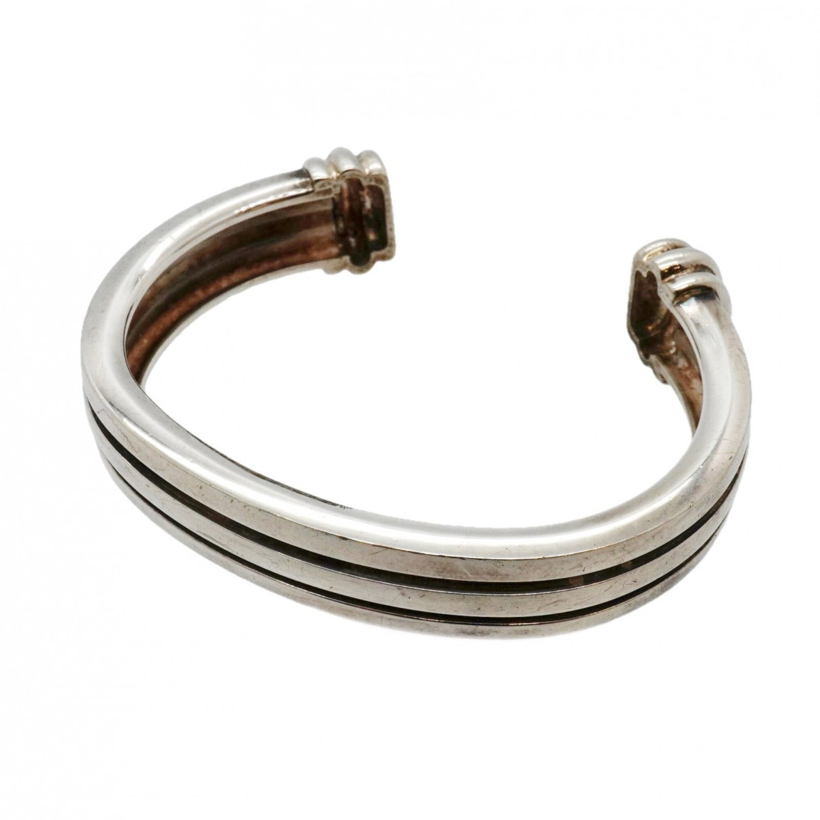 Tiffany Bangle Silver 925: Tiffany Bangle Silver 925 Silver 925 bangle from Tiffany, measuring 16cm in length. This bangle showcases the brand's signature style with its sleek design and premium silver material. A classic acces