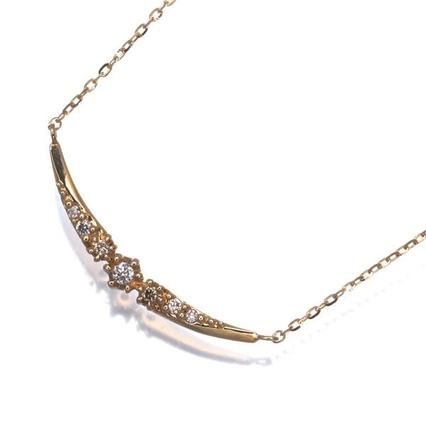 Diamond necklace line gold yellow 18K 2019 christmas collection: Diamond necklace line gold yellow 18K 2019 christmas collection 18K yellow gold, the necklace boasts a natural diamond pendant set in a beautiful design. The necklace's length and pendant size are per