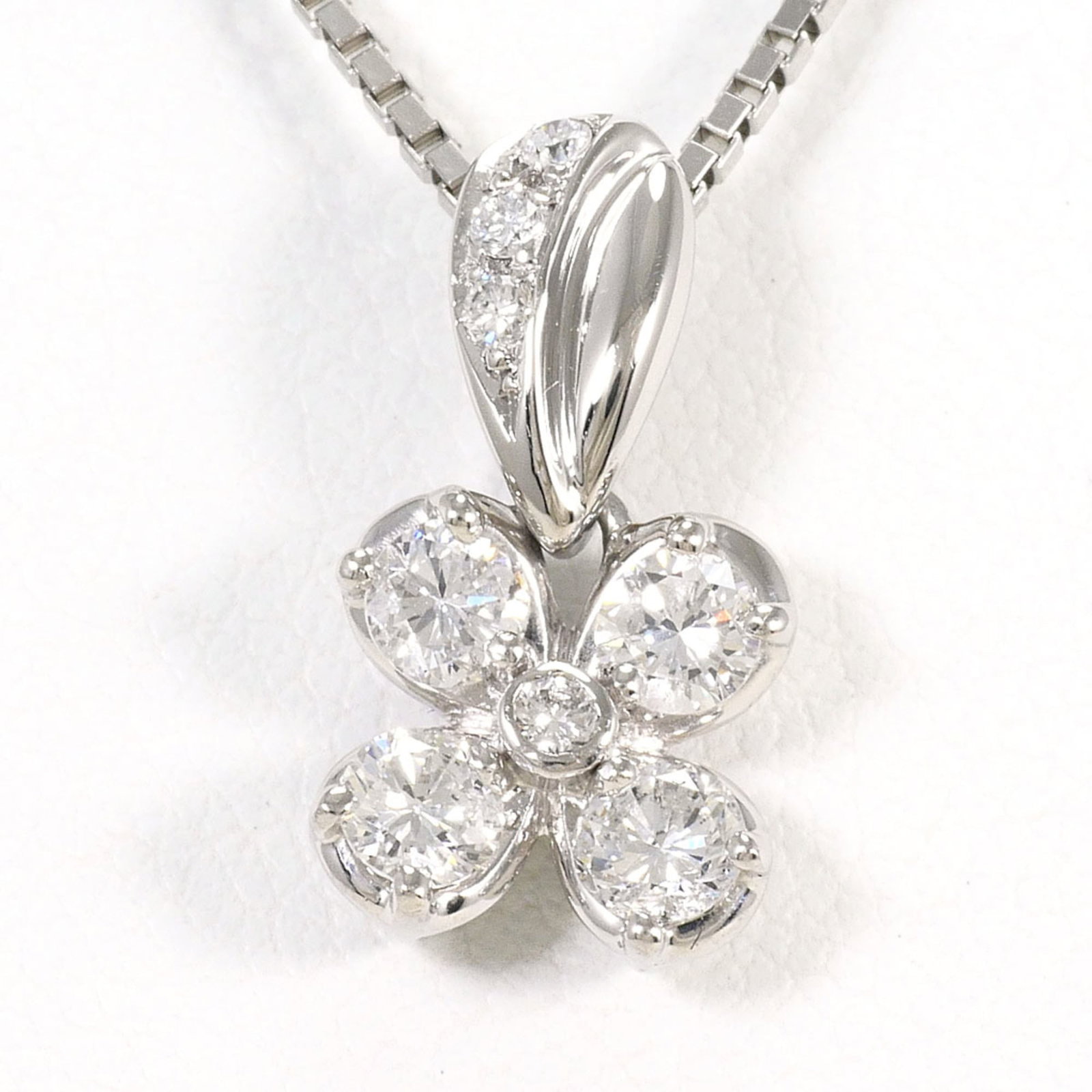 Platinum necklace Pt900 with diamond certificate 0.51ct total weight 7.3g like new condition: Platinum necklace Pt900 with diamond certificate 0.51ct total weight 7.3g like new condition Platinum necklace Pt900 boasts a stunning total weight of 0.51ct in diamonds, certified and backed by a dia