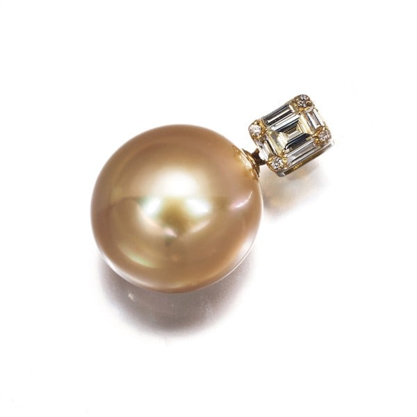 Golden South Sea Pearl Diamond 0.16Ct Solitaire Pendant 18K 750 Yellow Gold: Golden South Sea Pearl Diamond 0.16Ct Solitaire Pendant 18K 750 Yellow Gold Yellow gold pendant featuring a 0.16ct South Sea pearl and diamond solitaire, set in 18K yellow gold with a total length of