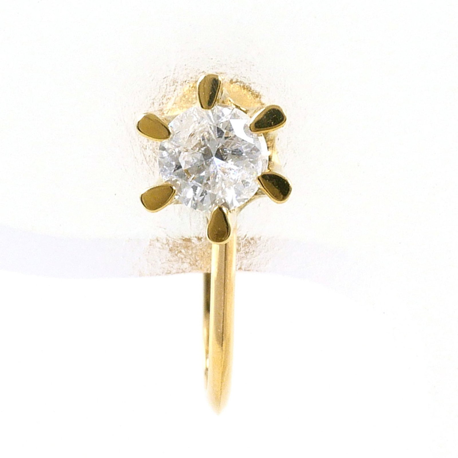 Unbranded Clip Earrings Yellow Gold (18K): Unbranded Clip Earrings Yellow Gold (18K) Yellow gold (18K) clip earrings with a diamond stone, weighing 0.6g / 0.02oz and featuring 18K metal purity. This single earring piece boasts a bright yellow