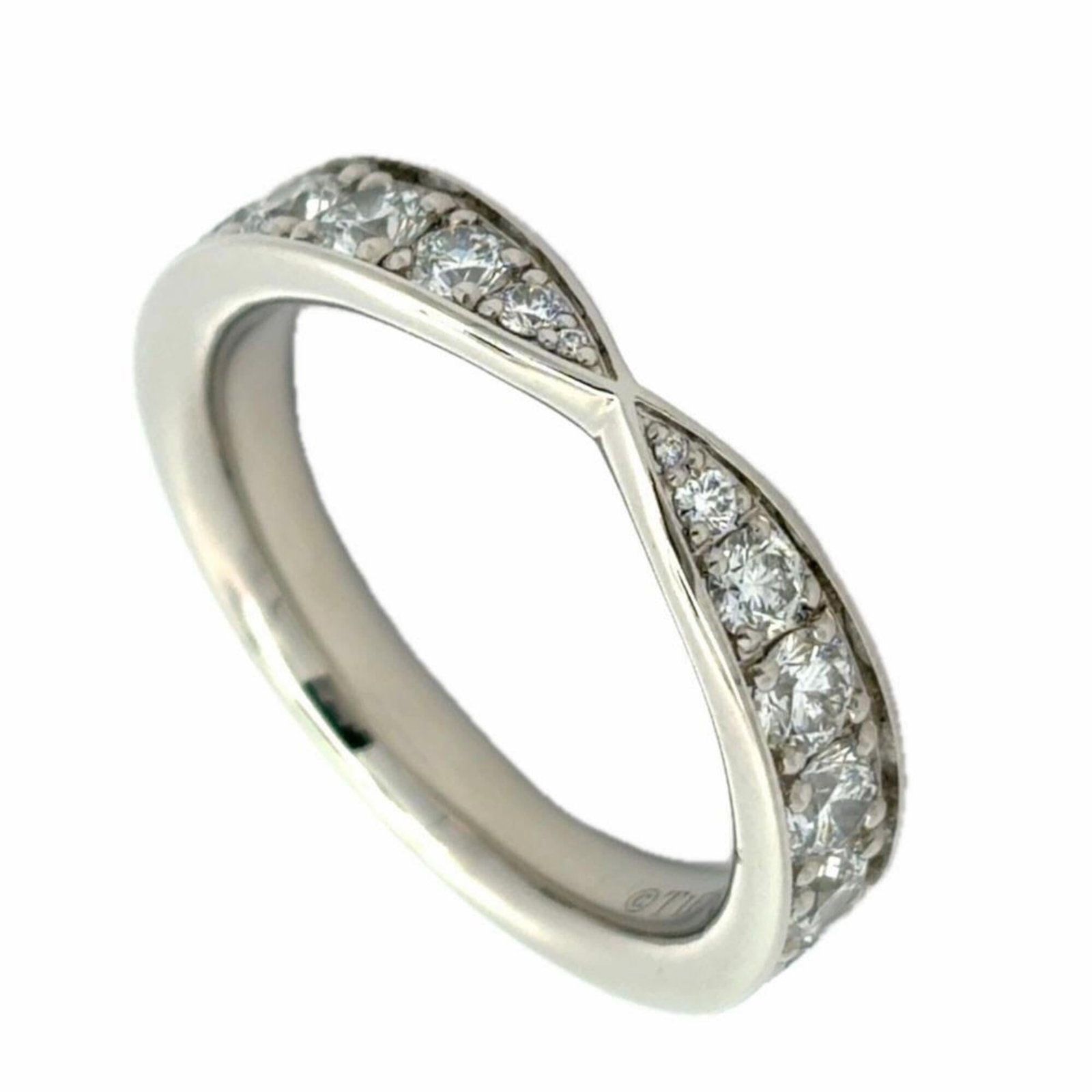 Ring platinum band 950 Tiffany: Ring platinum band 950 Tiffany Platinum band ring from Tiffany, crafted in 950 platinum. This women's ring features a sleek design with a US size 6.5 fit. The ring bears a signature. Item Specifics: B