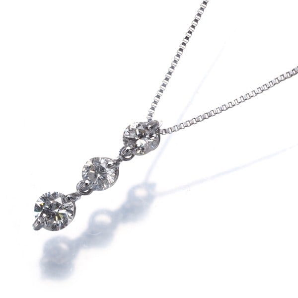 Diamond 0.30Ct 3P 2Way Necklace 18K 750 White Gold: Diamond 0.30Ct 3P 2Way Necklace 18K 750 White Gold 18k white gold necklace featuring two natural diamonds, one approximately 0.30ct total weight, with slight surface fractures on the smaller stone