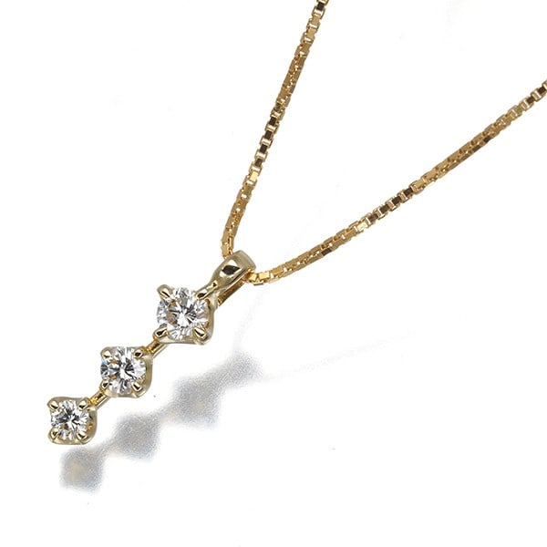 Tasaki Necklace Diamond 0.19Ct 3P 18K 750 Yellow Gold: Tasaki Necklace Diamond 0.19Ct 3P 18K 750 Yellow Gold Tasaki Necklace Diamond 0.19Ct 3P 18K 750 Yellow Gold - A stunning 18k yellow gold necklace featuring a natural diamond pendant, weighing 2.5g