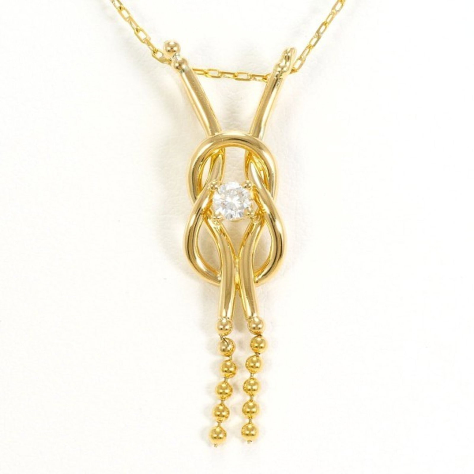 18K (18-Karat) Yellow Gold Necklace With Diamond (Approx. 0.1Ct) Total Weight Approx. 3.3G Approx.: 18K (18-Karat) Yellow Gold Necklace With Diamond (Approx. 0.1Ct) Total Weight Approx. 3.3G Approx. 18K yellow gold necklace boasts a stunning diamond pendant, weighing approximately 0.1 carats and set