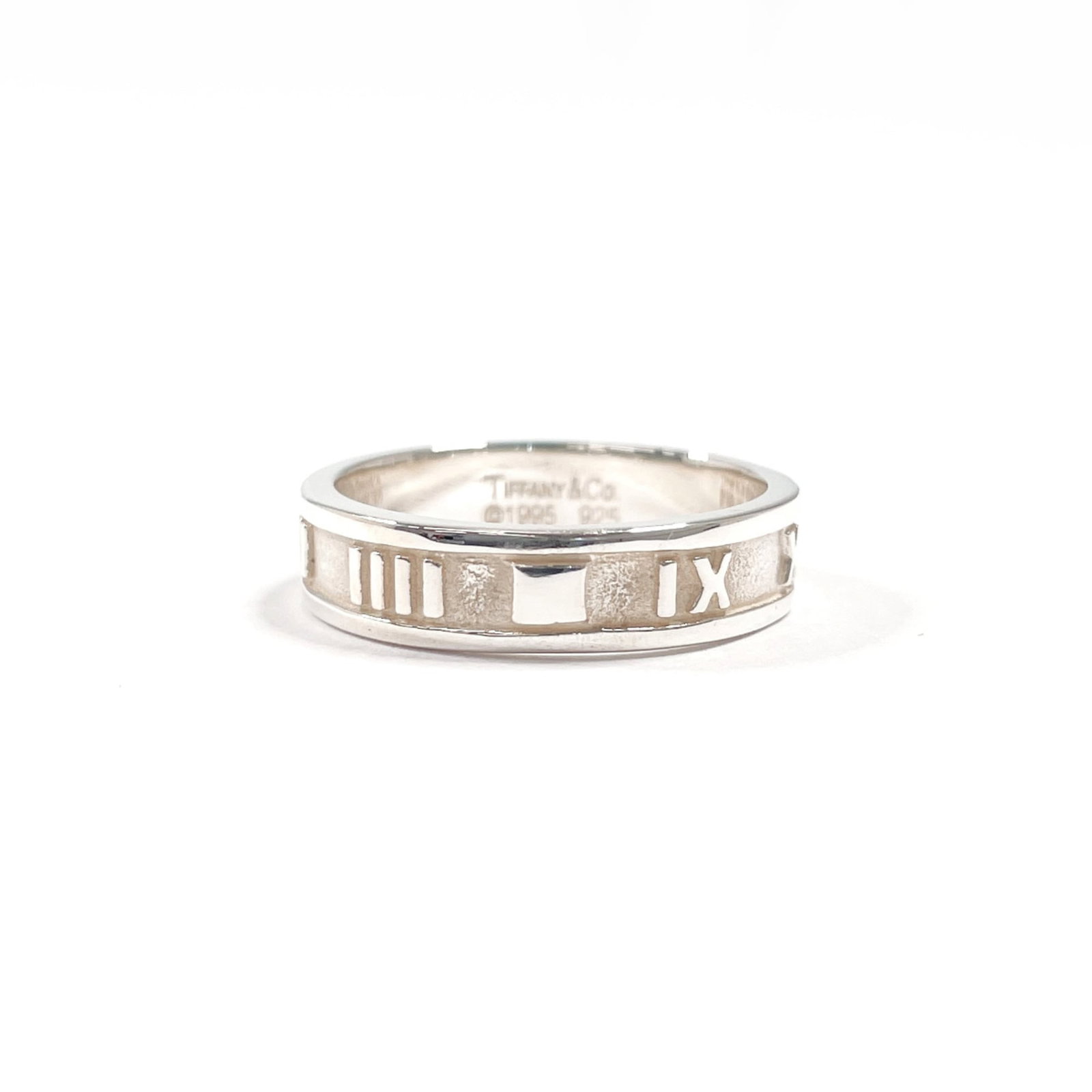 Silver Ring Band Tiffany: Silver Ring Band Tiffany Silver Ring Band Tiffany, 925 US Size 9.5, offers a sleek and modern look with its silver material and classic design. This band ring from the Atlas line by Tiffany features a