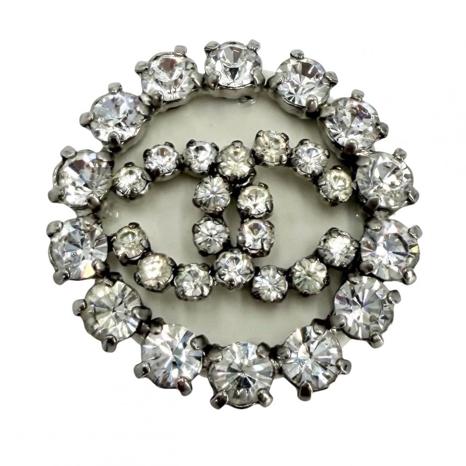 Chanel Brooch: Chanel Brooch The Chanel brooch boasts a striking rhinestone design, measuring 3.1cm x 3.1cm x 8.00mm in size and weighing 14.1g. Its elegant shape and sparkling stone make it a beautiful addition to 