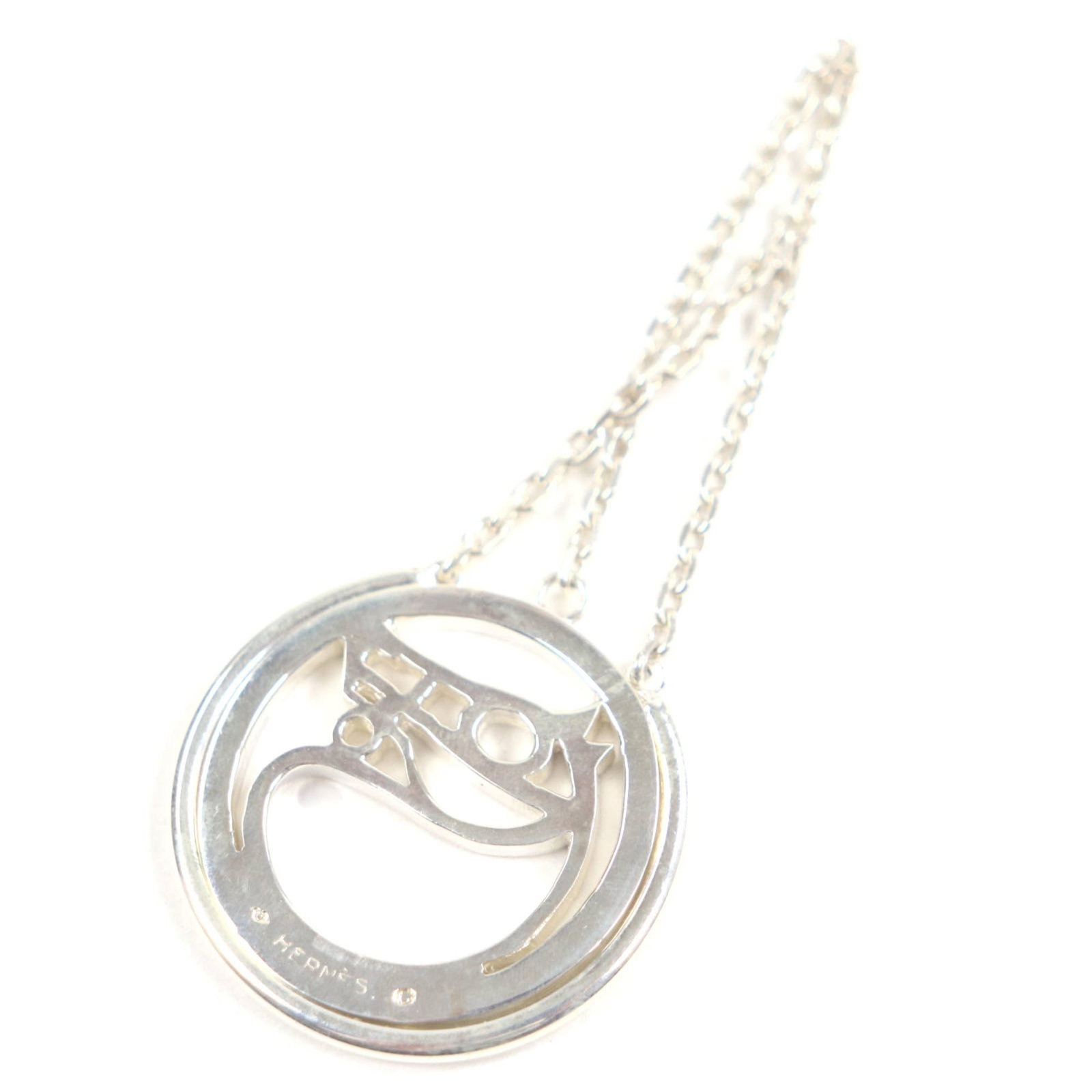 Metal handbag charm Hermes: Metal handbag charm Hermes Silver metal handbag charm from Hermes, measuring 35.00mm x 38.00mm in size. This charm showcases the brand's signature style with its sleek design and metallic finish. Made