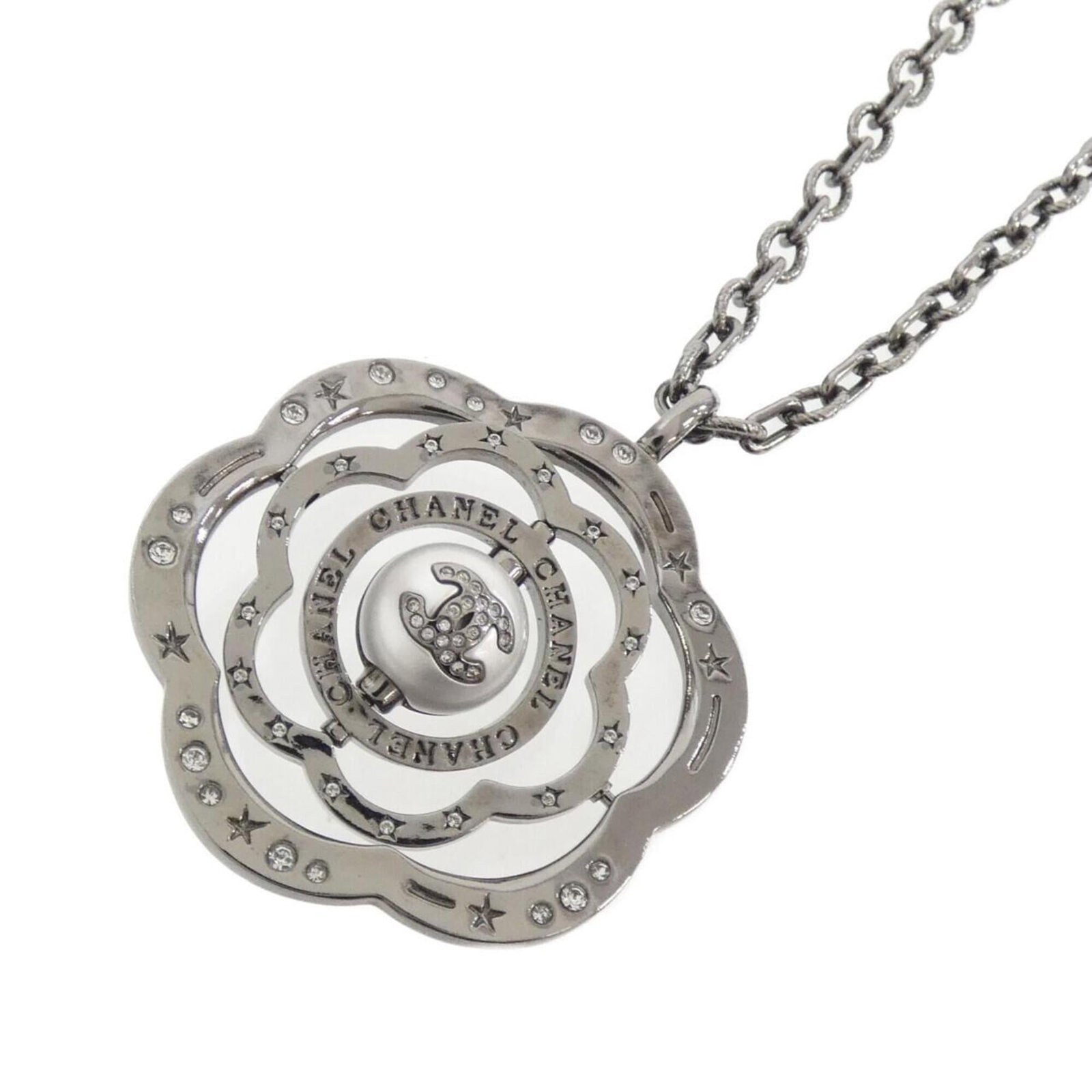 Necklace Chanel Abe520: Necklace Chanel Abe520 The Chanel Abe520 necklace boasts a striking white pendant, measuring 50mm x 50mm. Designed for women with neck circumferences ranging from 80 cm to 84 cm, this elegant piece fe