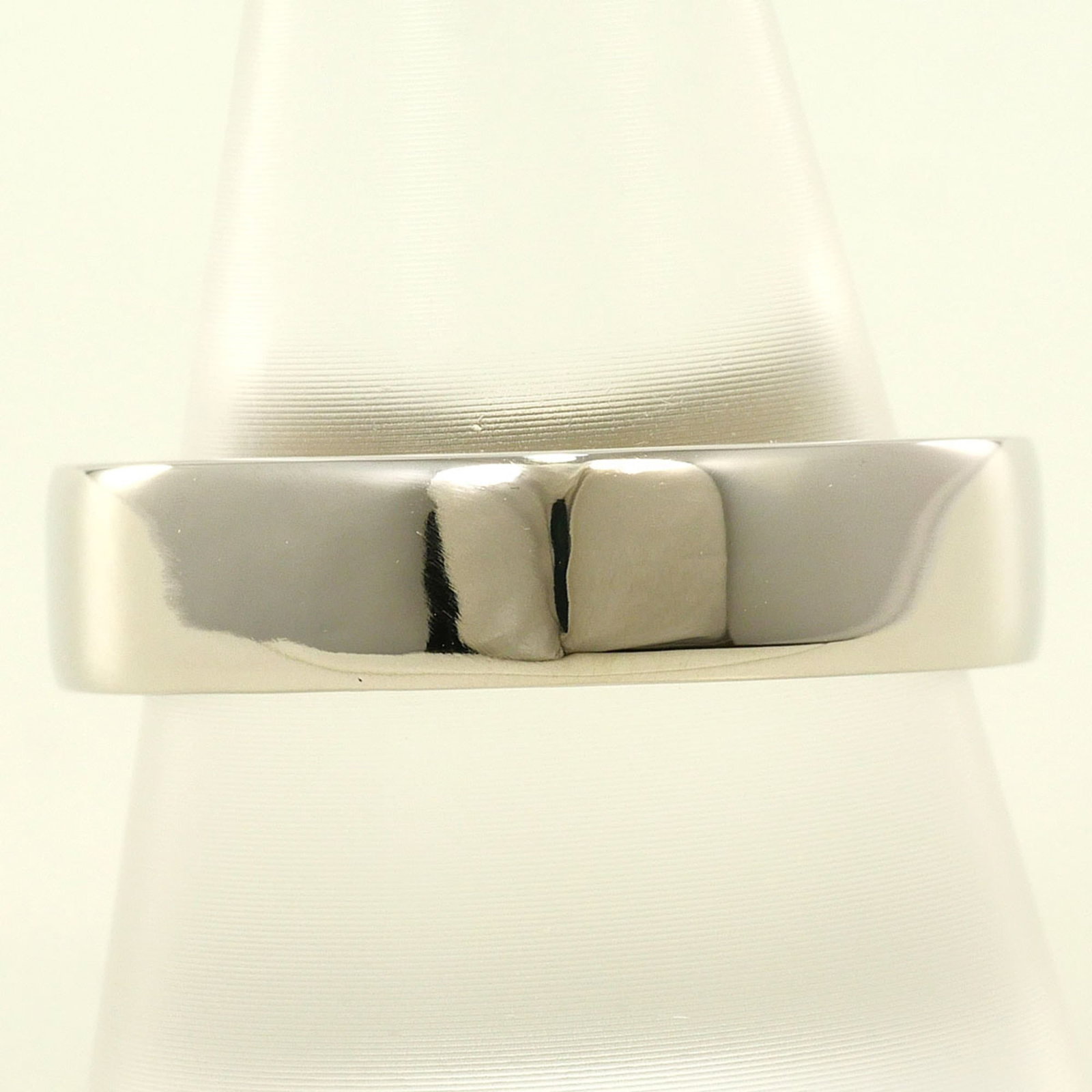 Band ring platinum unbranded: Band ring platinum unbranded Platinum band ring with a sleek design, featuring a sturdy 5.5mm width and weighing 14.6g. This unbranded platinum band showcases a cubic zirconia stone for added visual