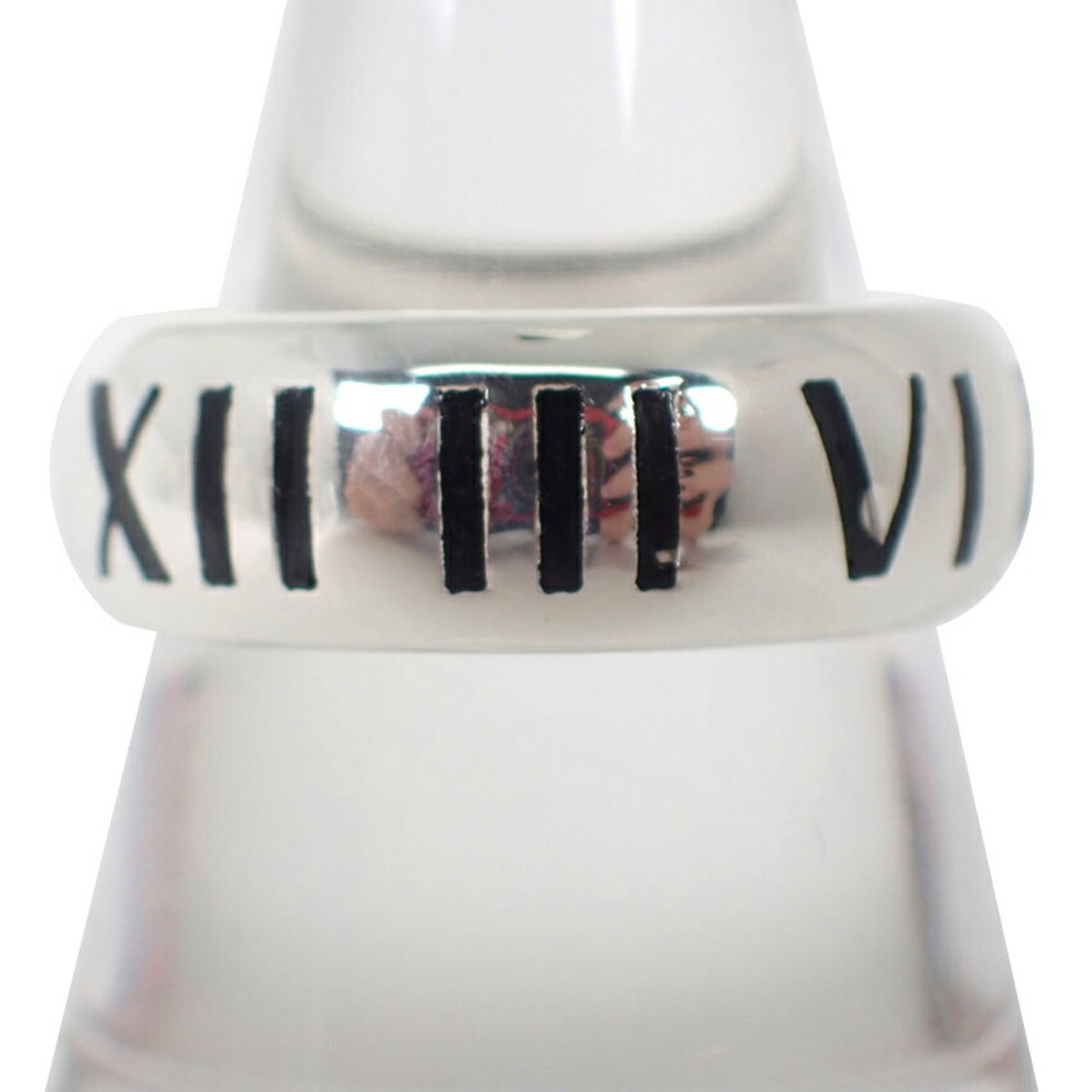 Tiffany Band Ring Sterling Silver 925: Tiffany Band Ring Sterling Silver 925 Sterling silver 925 band ring from Tiffany, available in US size 9.5. This classic design showcases the timeless elegance of Tiffany's signature style. Made from 