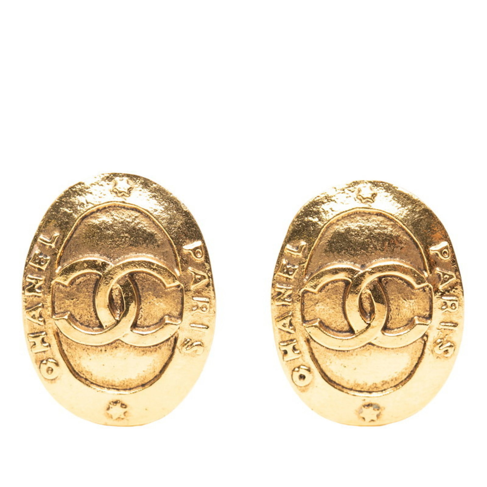 Chanel clip earrings: Chanel clip earrings Gold clip earrings from the renowned Chanel brand, measuring 24.60mm x 18.70mm in size. These elegant earrings feature a classic design that exudes timeless sophistication. With