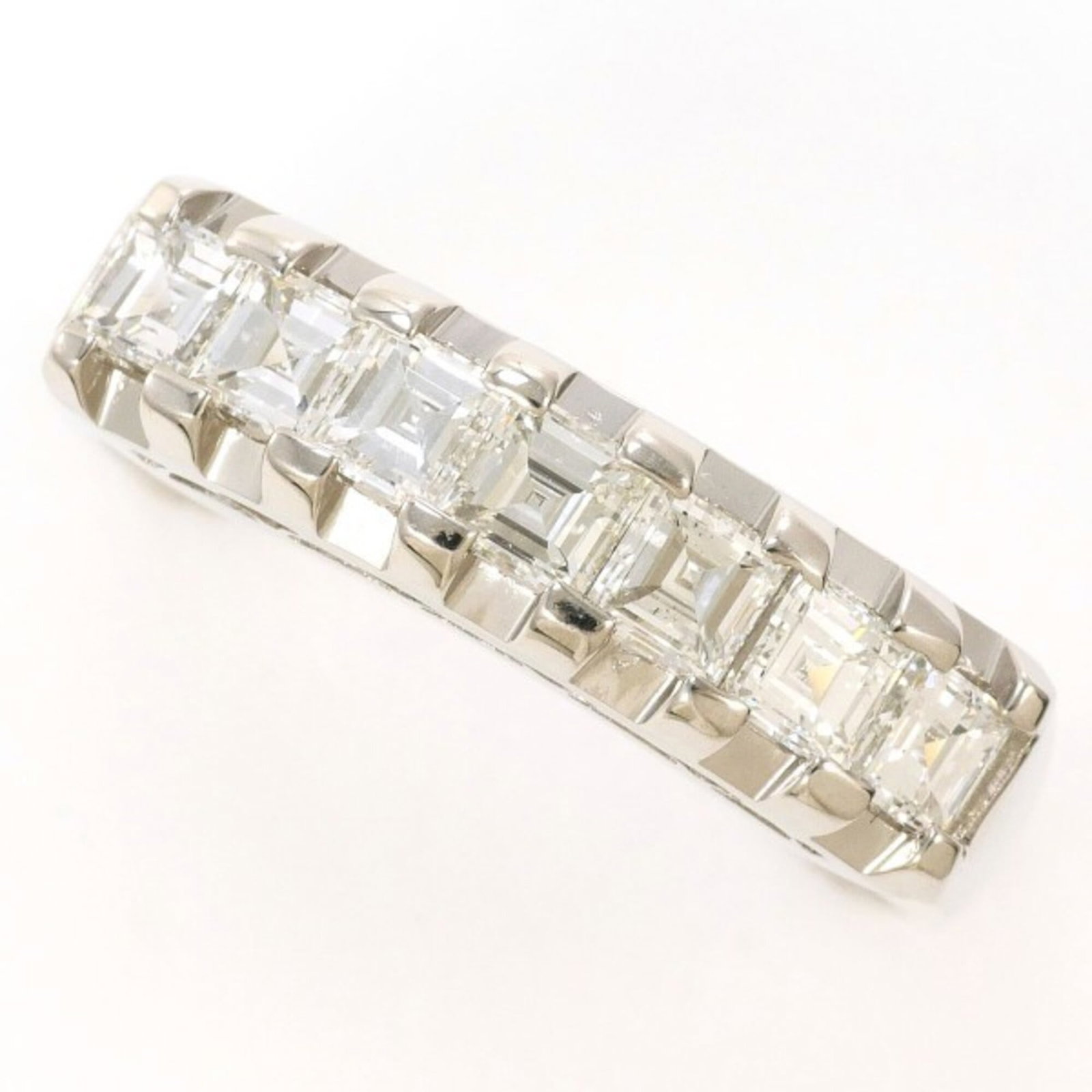Band ring platinum unbranded: Band ring platinum unbranded Platinum band ring with a diamond stone, available in US size 7 and featuring a width of 5mm. Made from high-quality platinum metal, this unbranded band ring offers a