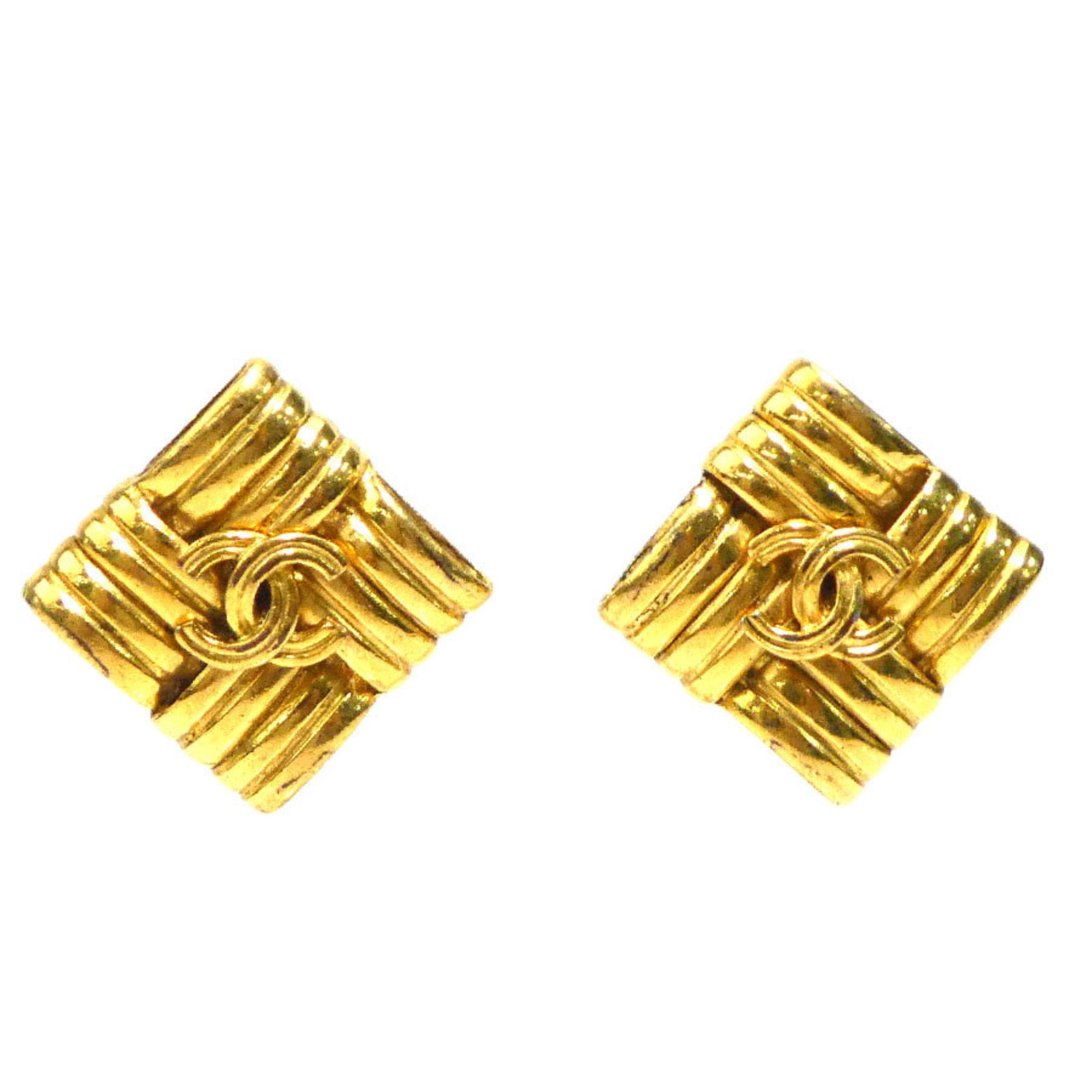 Chanel Clip Earrings Metal: Chanel Clip Earrings Metal Chanel Clip Earrings Metal are crafted from gold metal, showcasing the iconic French brand's signature style. Measuring 30mm x 30mm in size, these elegant earrings feature a