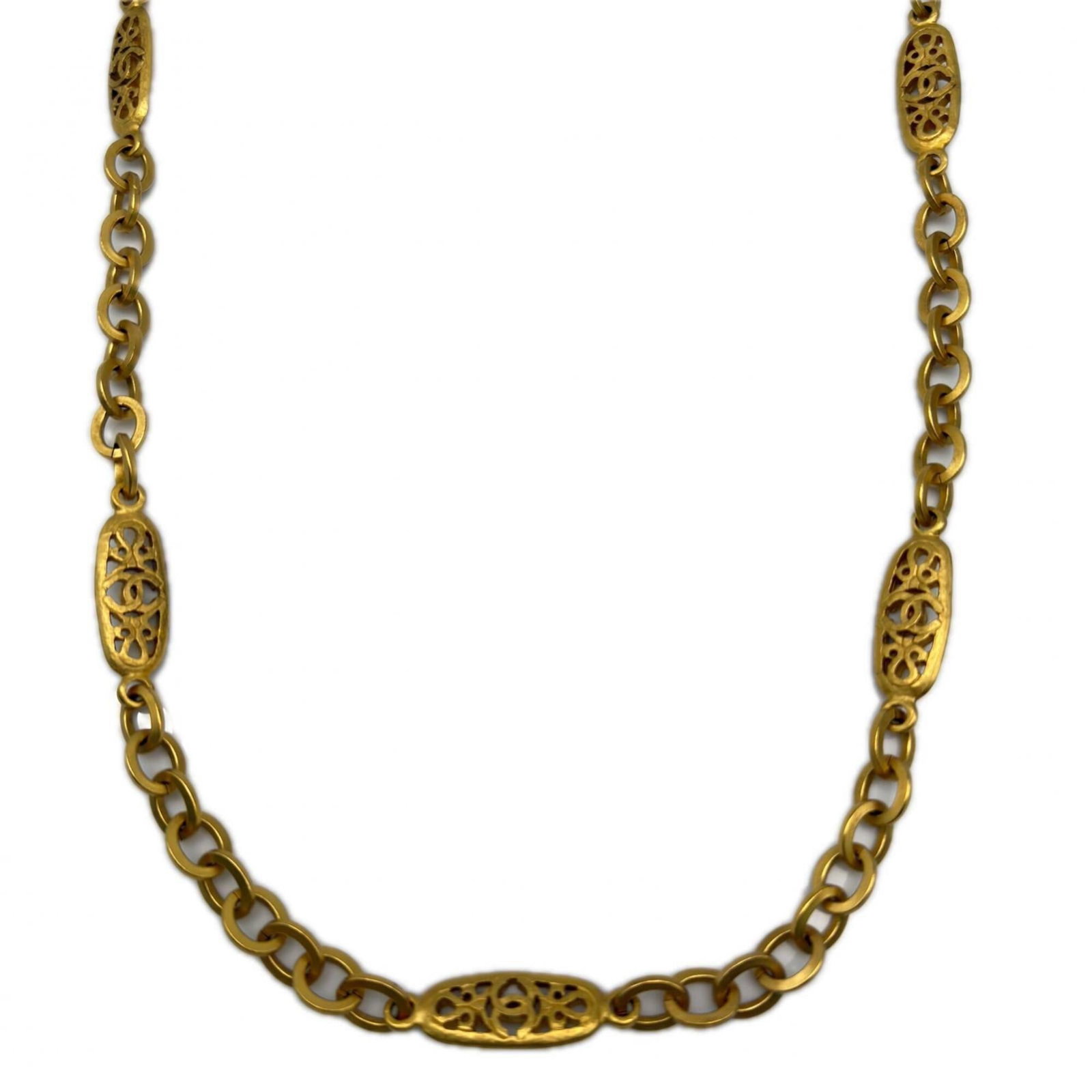 Women's gold chain necklace long mark gp chanel: Women's gold chain necklace long mark gp chanel Gold chain necklace with long mark from Chanel, featuring a gold weight of 124g and a neck circumference of 98 cm. This piece showcases the brand's sign