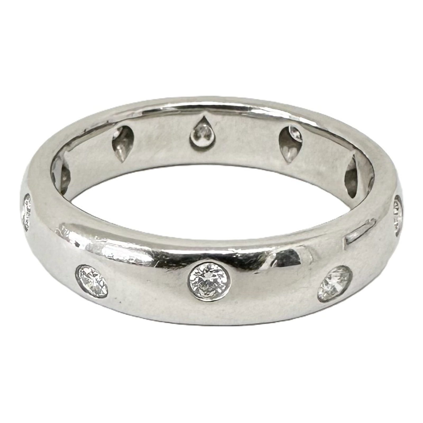 Ring platinum band 950 Tiffany: Ring platinum band 950 Tiffany Platinum band ring from Tiffany, featuring a 950 platinum construction and a US size 6 fit. The ring's width measures 4mm, adding a touch of elegance to any outfit.