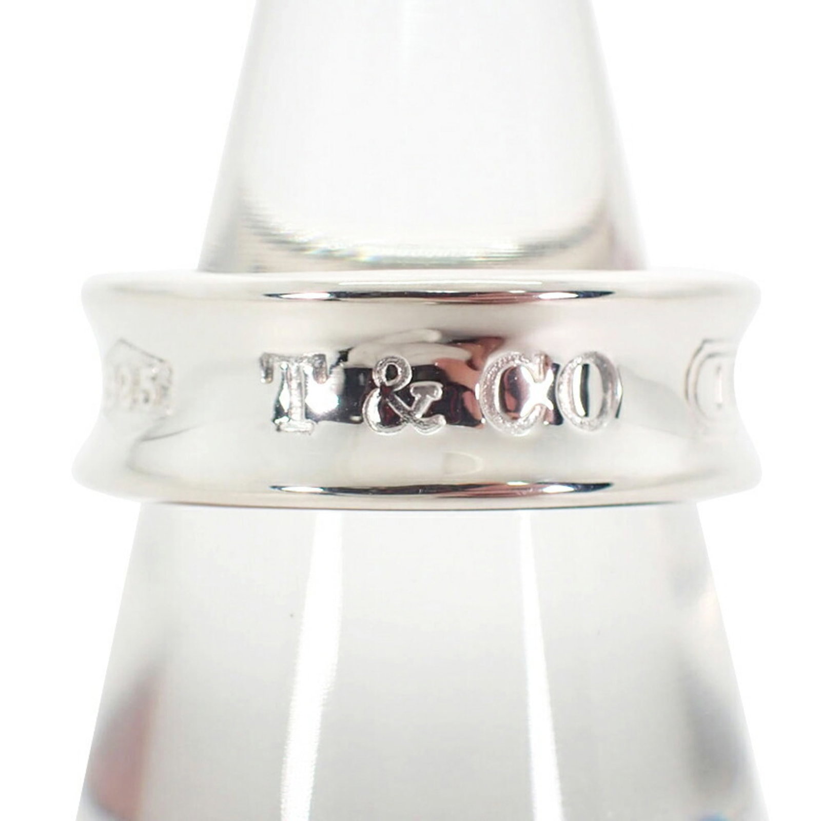 Tiffany Band Ring Sterling Silver 925: Tiffany Band Ring Sterling Silver 925 Sterling silver band ring from Tiffany, made from high-quality 925 material. This classic design features a simple yet elegant style that suits women's fashion. T