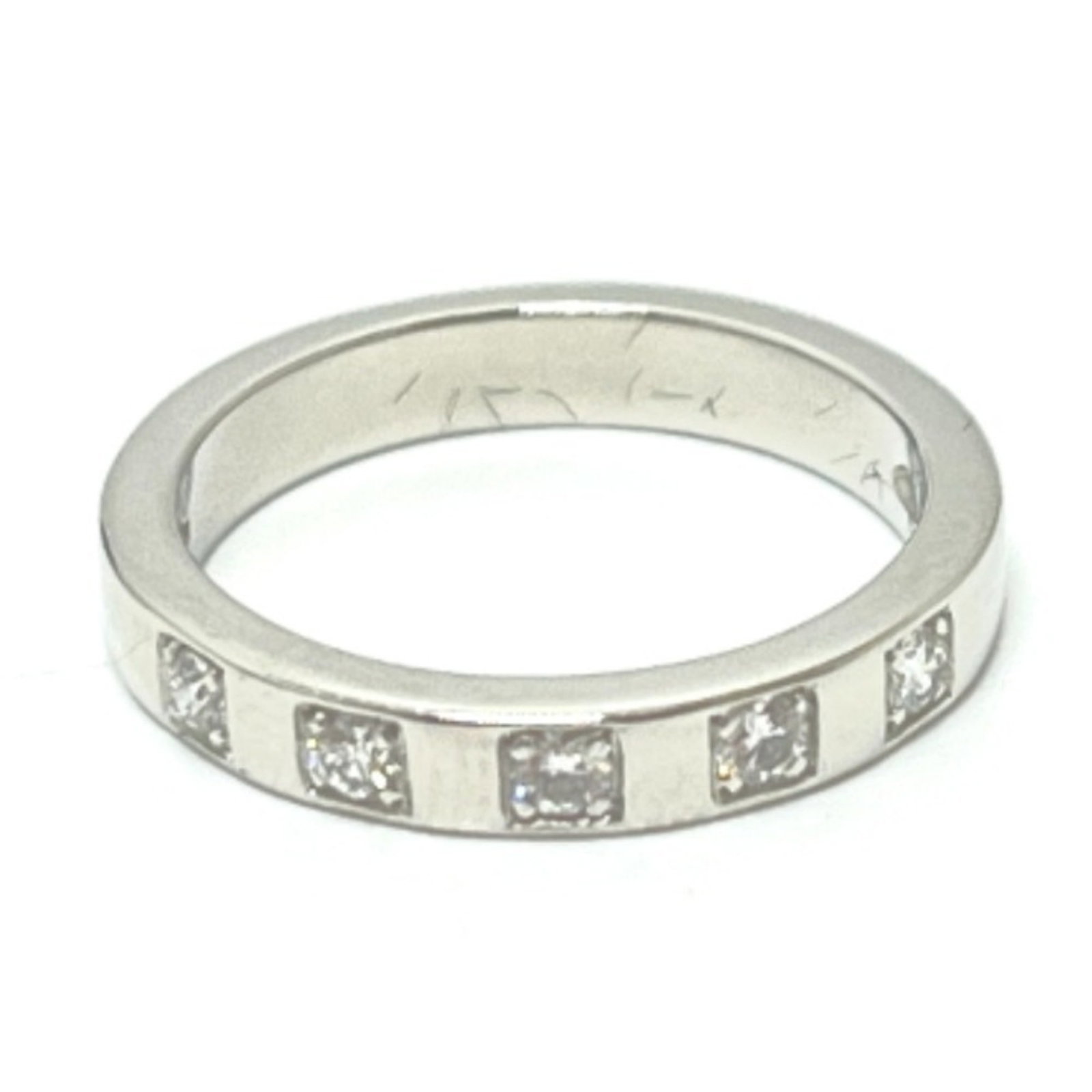 Bvlgari Platinum 950 Band Ring: Bvlgari Platinum 950 Band Ring Bvlgari Platinum 950 Band Ring features a sleek, silver design made from high-quality platinum. With its classic band style and US size 5.5, this ring offers a timeless 