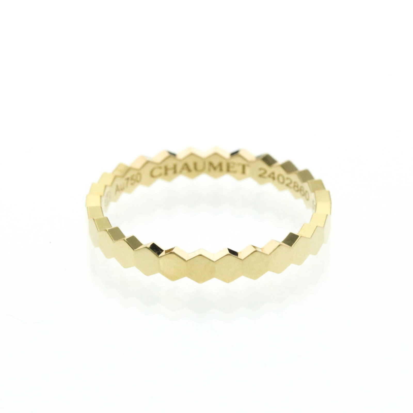 Chaumet Band Ring Yellow Gold (18K): Chaumet Band Ring Yellow Gold (18K) Chaumet's Be My Love band ring showcases elegant simplicity with its slender 2.6mm width and 18K yellow gold construction, making it a stylish accessory for those w
