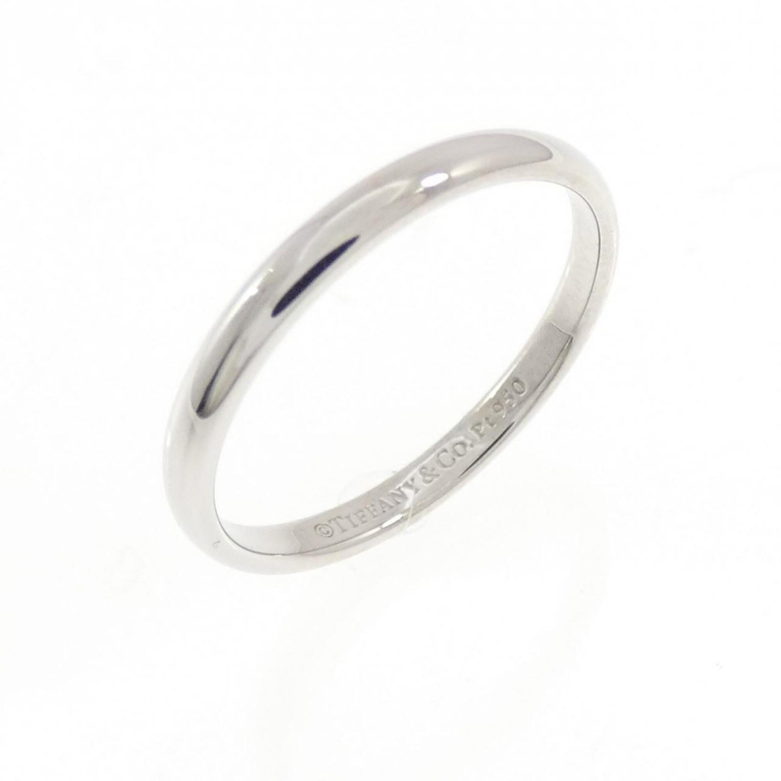 Ring platinum band 950 Tiffany: Ring platinum band 950 Tiffany Platinum band ring from Tiffany, crafted with 950 platinum. This US size 5 band features a classic design, bearing the signature of its creator. Made from high-quality