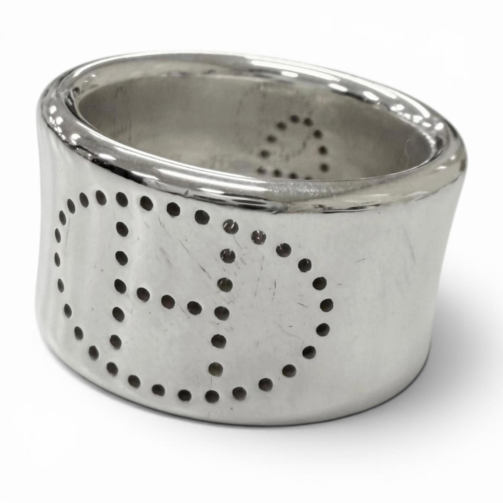 Ring silver band 925 by Hermes: Ring silver band 925 by Hermes Silver band ring by Hermes, made from high-quality 925 silver. This elegant piece features a sleek design and is available in size 3.5 to fit various hand sizes. A styli