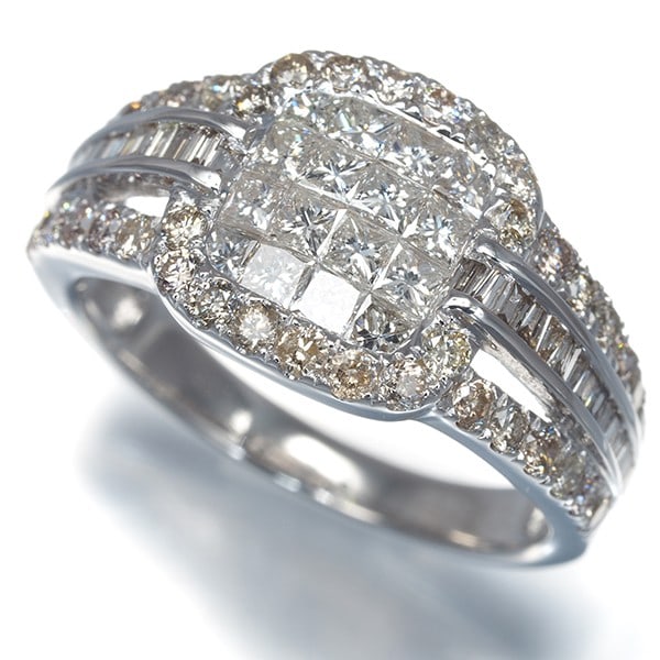 Diamond 1.08Ct Ring 18K 750 White Gold: Diamond 1.08Ct Ring 18K 750 White Gold The diamond ring boasts a striking 1.08ct natural diamond, set in 18k white gold with a slender 11.2mm design width. A slight surface chip on one stone adds to t