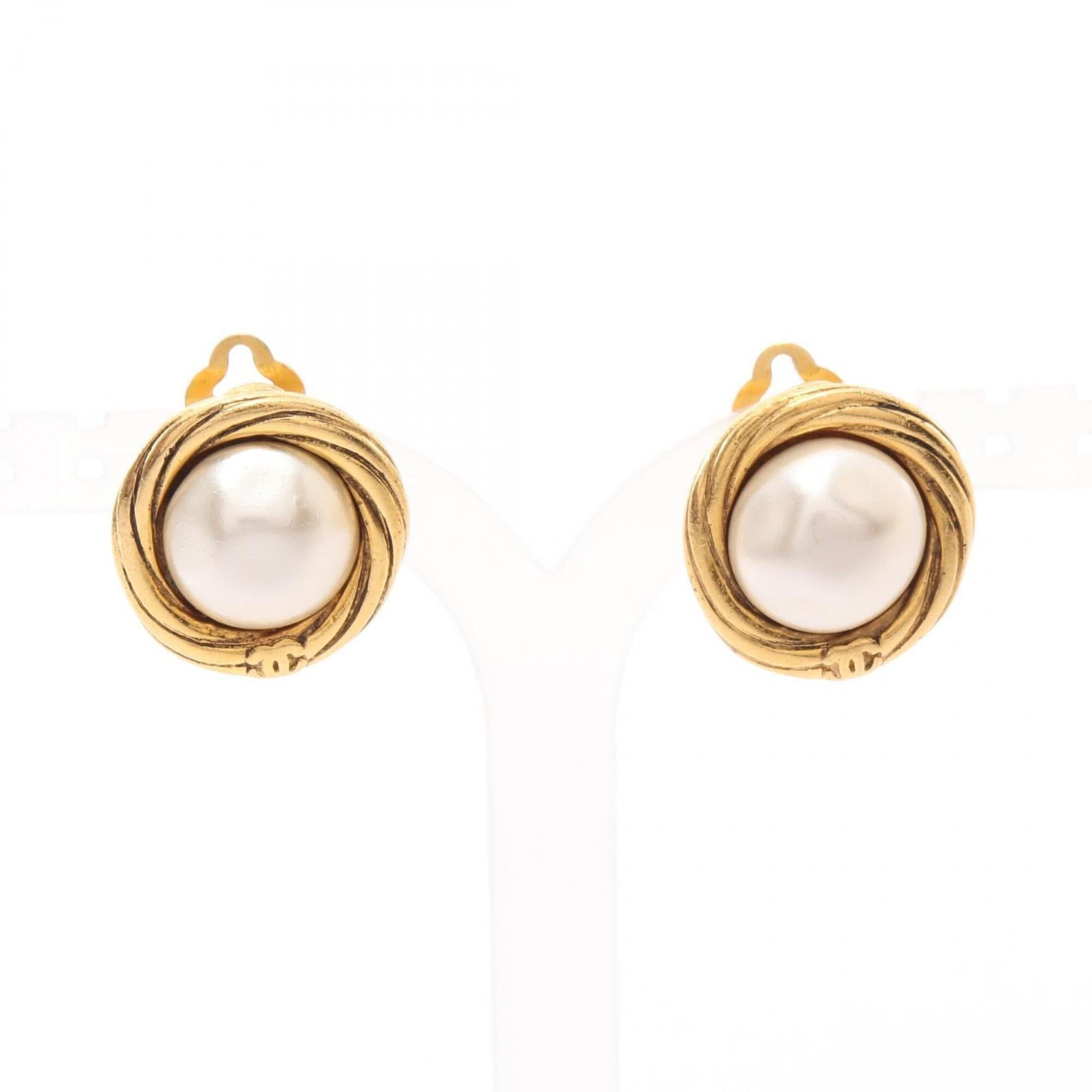 Clip earrings gold plating pearl artificial Chanel: Clip earrings gold plating pearl artificial Chanel Clip earrings with gold plating and artificial pearl details evoke the luxury aesthetic of Chanel. Made from high-quality artificial pearl and gold p