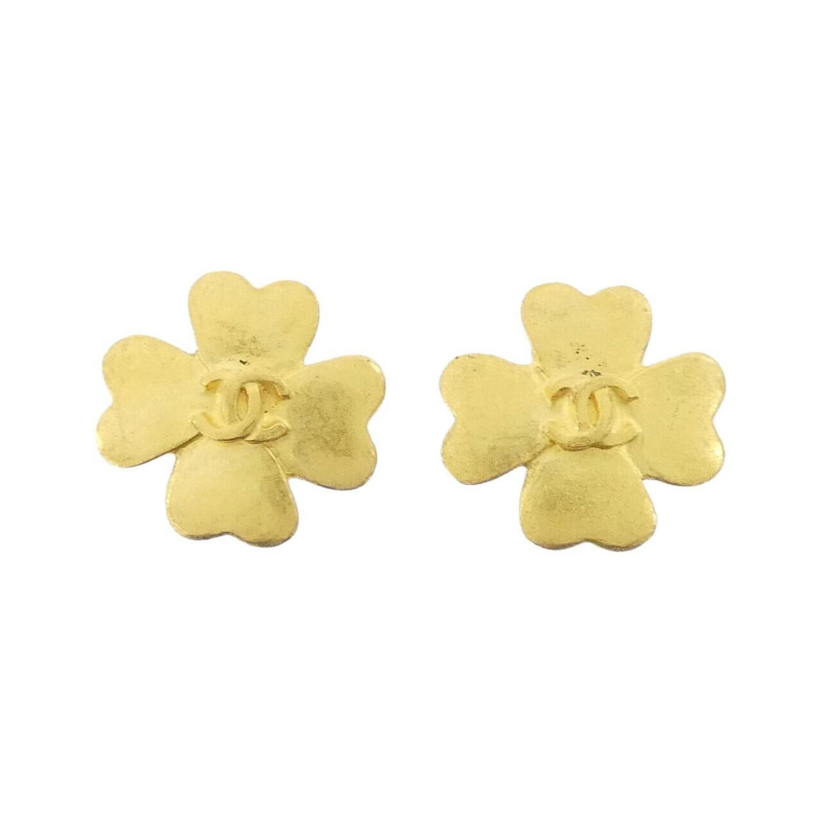 Chanel clip earrings: Chanel clip earrings Chanel clip earrings in gold, measuring 25.00mm x 28.00mm, are a stylish accessory for women. The gold color and compact design make them a versatile addition to any outfit. Item 