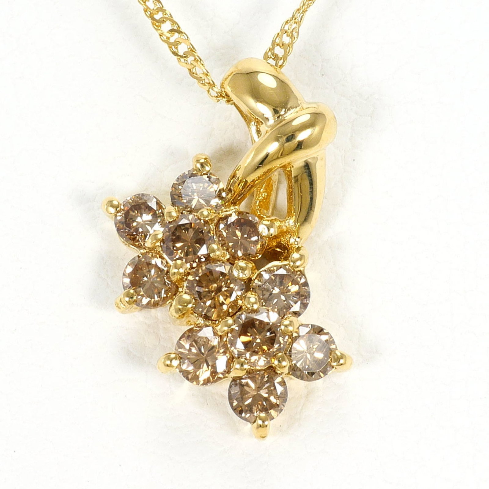 18K (18-Karat) Yellow Gold Necklace With Brown Diamond (0.50Ct) Total Weight 1.9G 39Cm Like New: 18K (18-Karat) Yellow Gold Necklace With Brown Diamond (0.50Ct) Total Weight 1.9G 39Cm Like New 18K yellow gold necklace with a stunning brown diamond pendant, featuring a total weight of 0.50 carats 