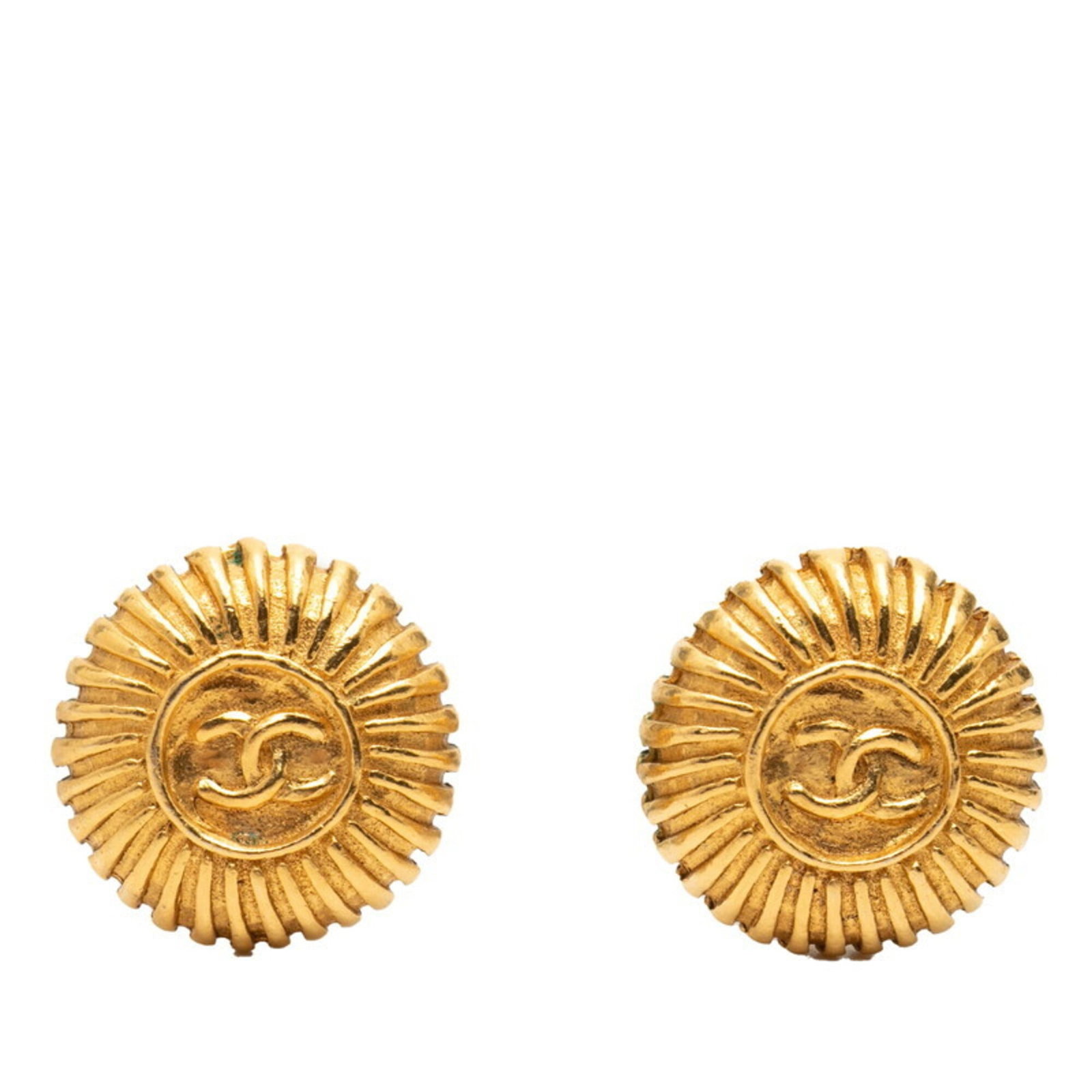 Chanel clip earrings: Chanel clip earrings Gold clip earrings from Chanel, measuring 24.20mm x 24.20mm in size. These classic designs feature the iconic brand's signature style and are crafted with a sleek gold finish. A t