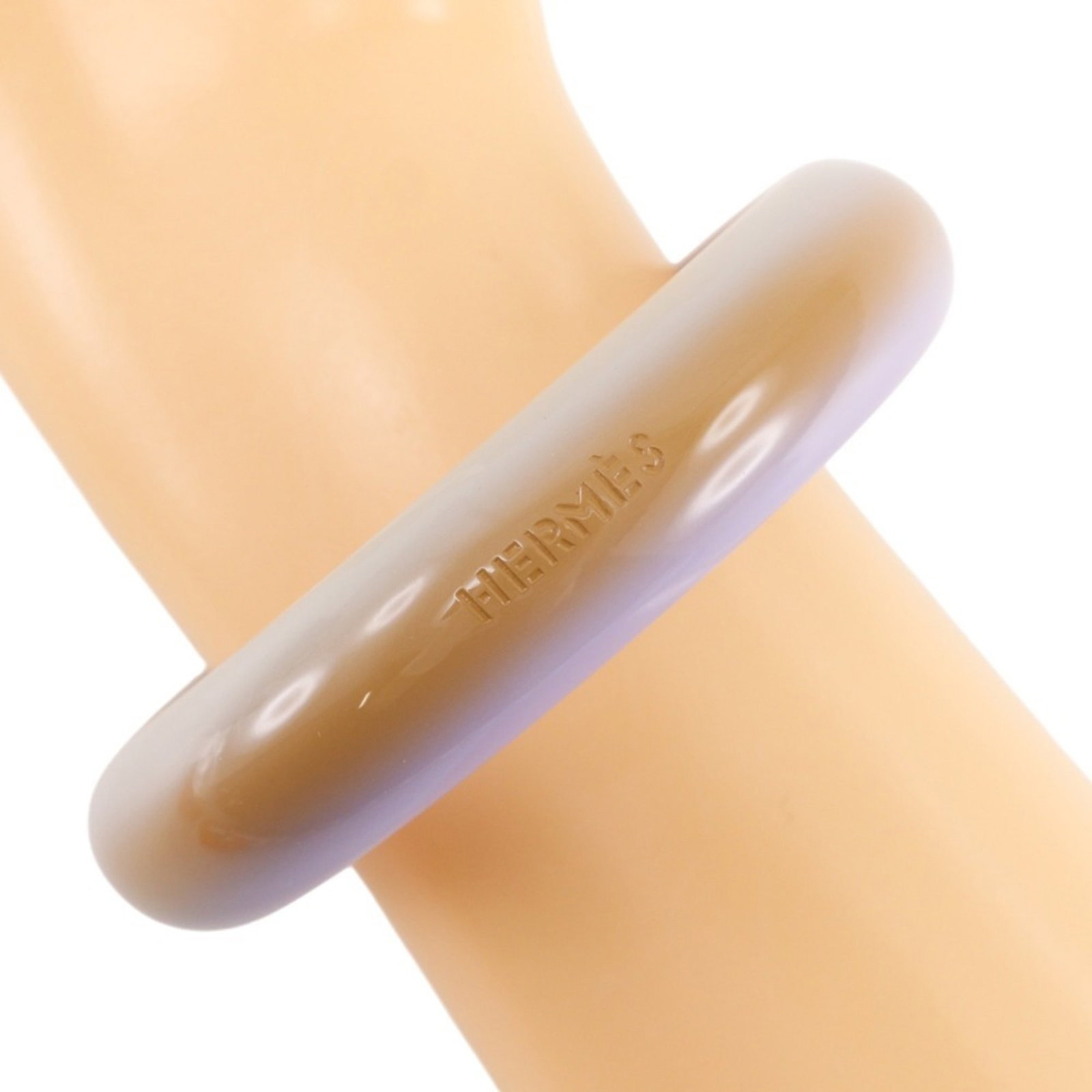 Hermes Bangle: Hermes Bangle The Hermes Bangle boasts a sleek, modern design with a striking gray and purple color combination. Measuring 19.5cm in length, it offers a versatile and stylish accessory for everyday we