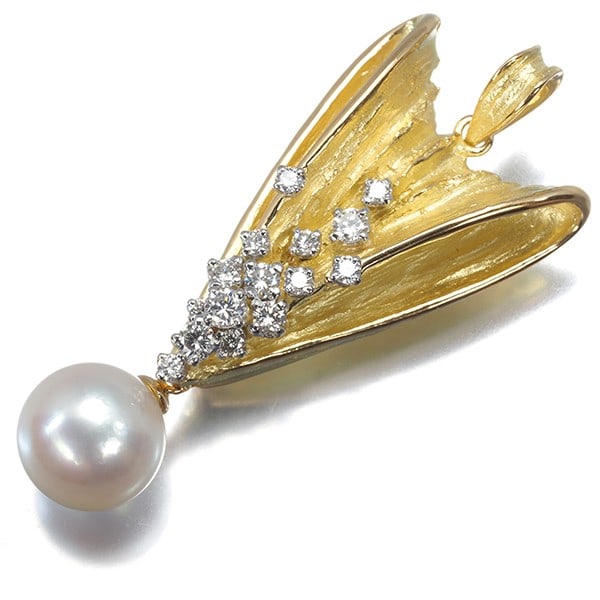 Akoya Pearl Pendant 9.4Mm Diamond 0.44Ct Iwakura Koji 18K YG Pt: Akoya Pearl Pendant 9.4Mm Diamond 0.44Ct Iwakura Koji 18K YG Pt Akoya Pearl Pendant in 18K Yellow Gold, featuring a stunning 9.4mm diamond surrounded by a cultured Akoya pearl, showcasing exceptional 