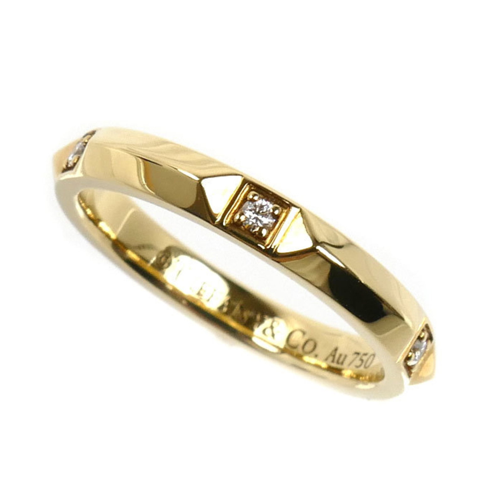 Tiffany ring gold 18k yellow band: Tiffany ring gold 18k yellow band Tiffany ring in 18k yellow gold, featuring a diamond stone and available in US size 4. This band ring showcases the luxury of Tiffany's craftsmanship, with its high-q
