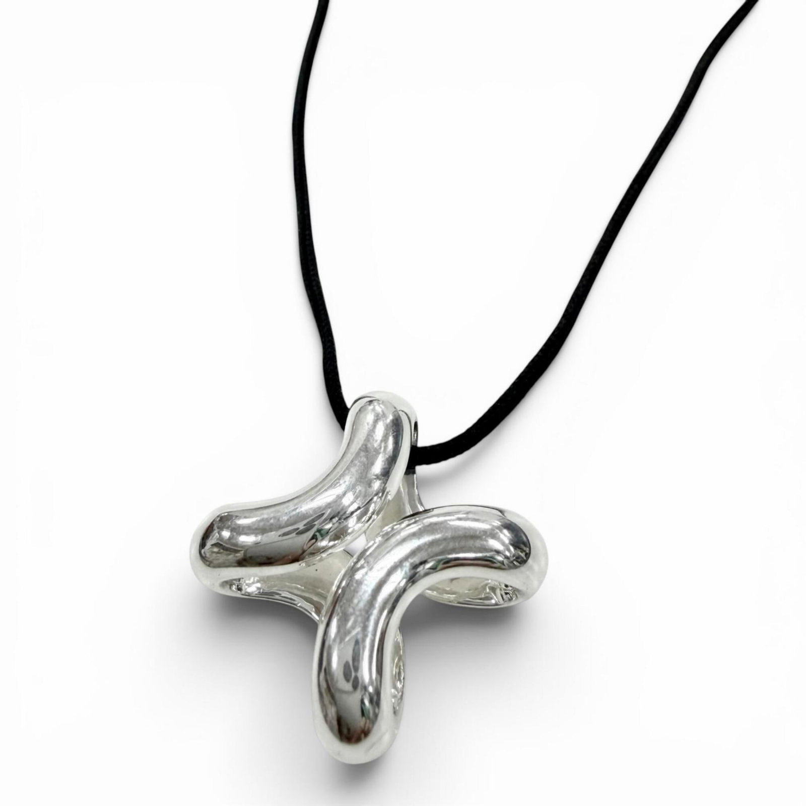 Hermes Lima Pm Ag925 Fabric Necklace Silver/ Black Total Weight 12.8G Men'S/ Women'S Accessory: Hermes Lima Pm Ag925 Fabric Necklace Silver/ Black Total Weight 12.8G Men'S/ Women'S Accessory Silver/Black Hermes Lima Pm Ag925 Fabric Necklace, weighing 12.8G, features a black and silver design wit