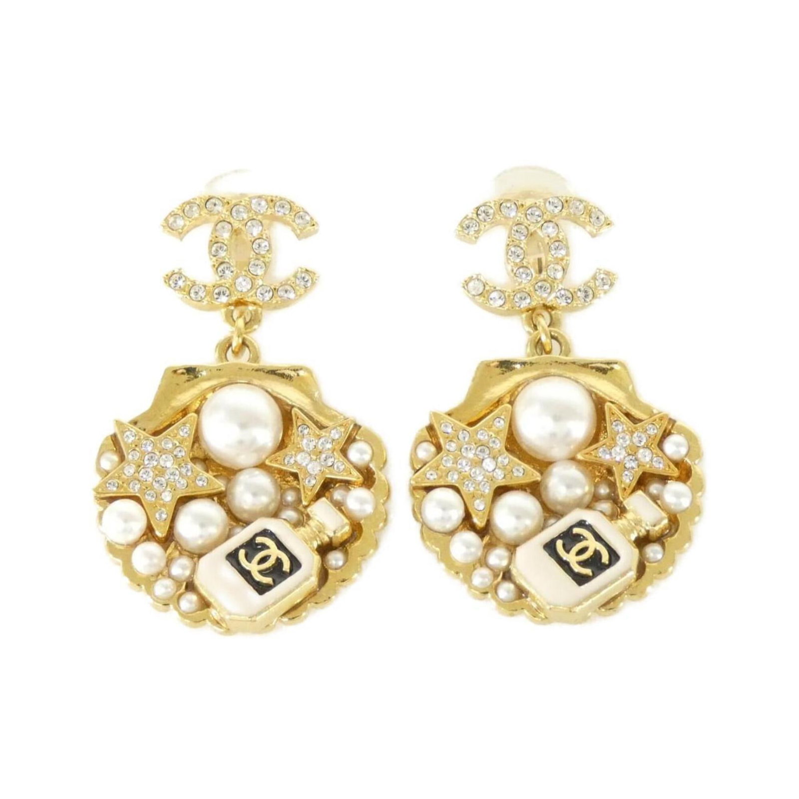 Chanel clip earrings: Chanel clip earrings Clip earrings from iconic fashion brand Chanel, featuring sleek designs in black, gold, and white. Made with precise measurements at 44mm x 27mm, these clip earrings showcase the 