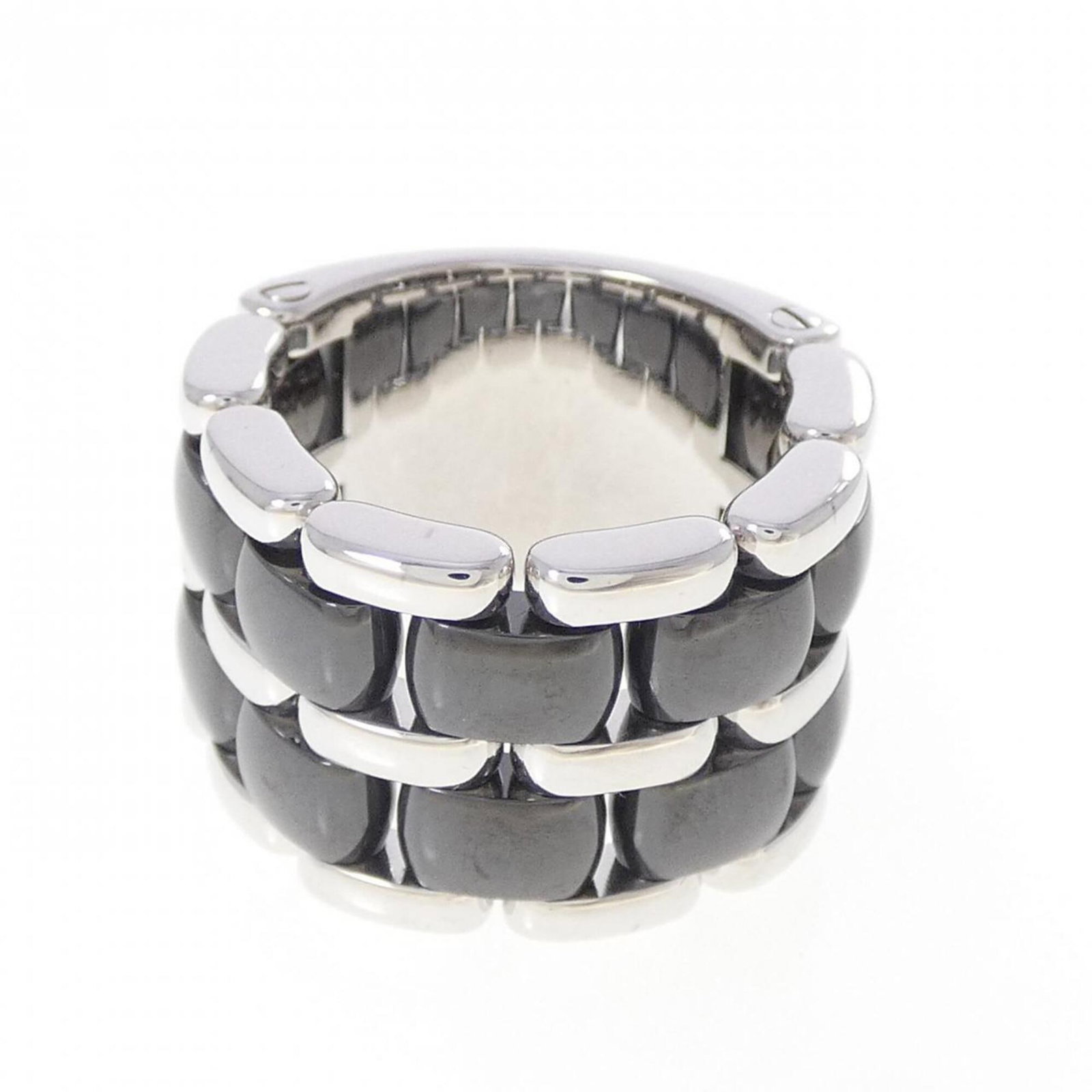 Ceramic white gold band ring from Chanel: Ceramic white gold band ring from Chanel Ceramic white gold band ring from Chanel boasts a striking combination of materials, featuring ceramic and white gold (18K) in its design. This elegant band ri