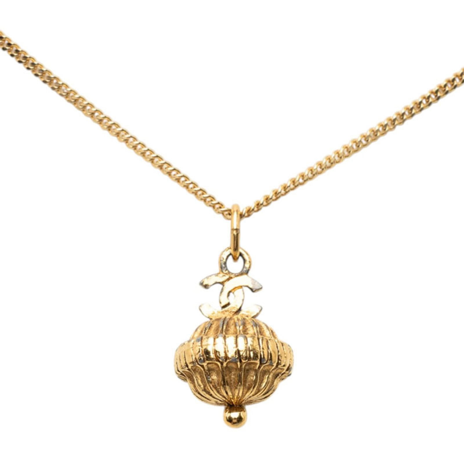 Women's Gold Plated Chain Pendant Necklace Vintage Coco Chanel Mark: Women's Gold Plated Chain Pendant Necklace Vintage Coco Chanel Mark Women's gold-plated chain pendant necklace with the iconic mark of Coco Chanel. This vintage piece features a 25.8mm x 13.4mm