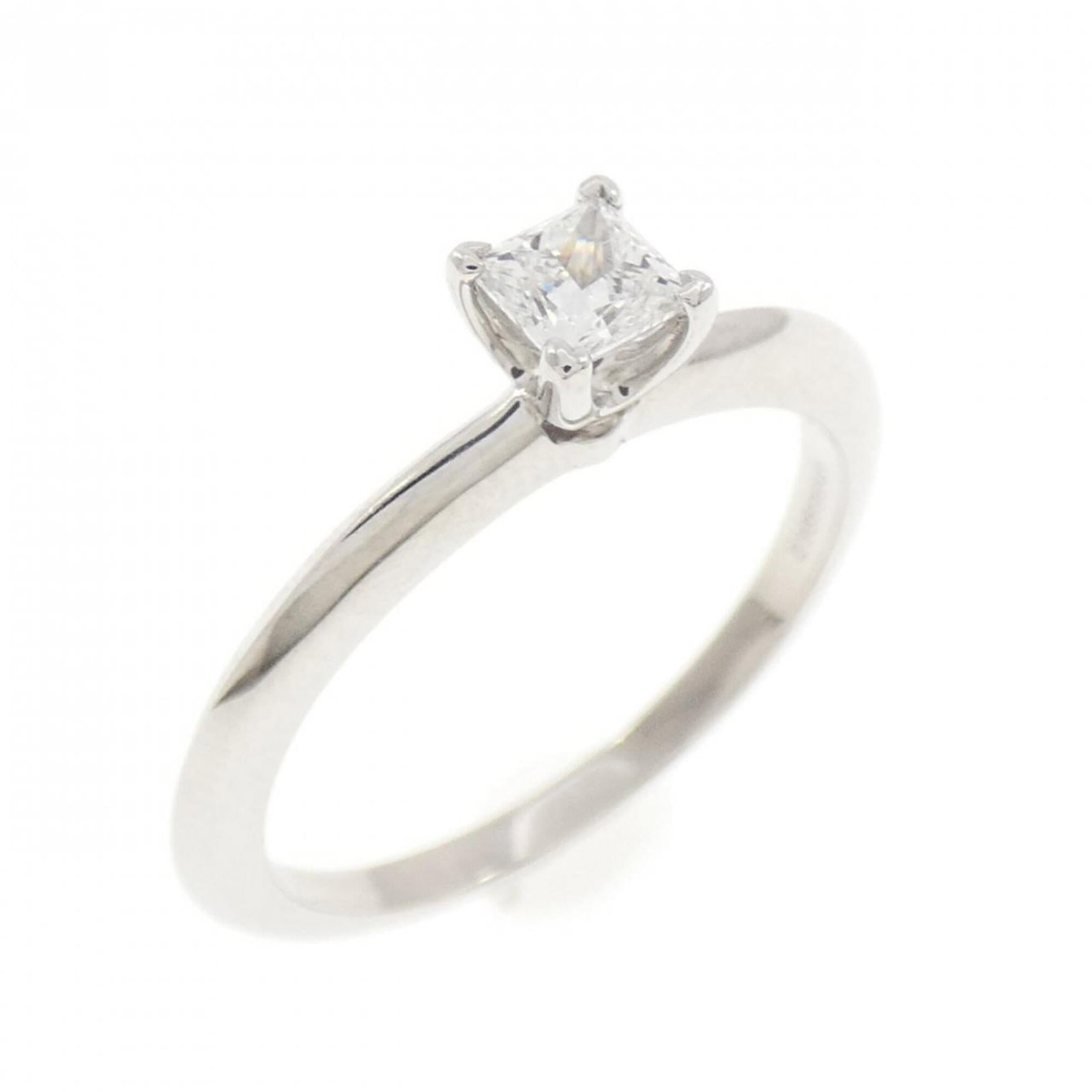 Ring platinum band 950 Tiffany: Ring platinum band 950 Tiffany Platinum band ring from Tiffany featuring a diamond stone, available in US size 6. Made from high-quality platinum, this elegant ring showcases the sparkle of its 950 pl