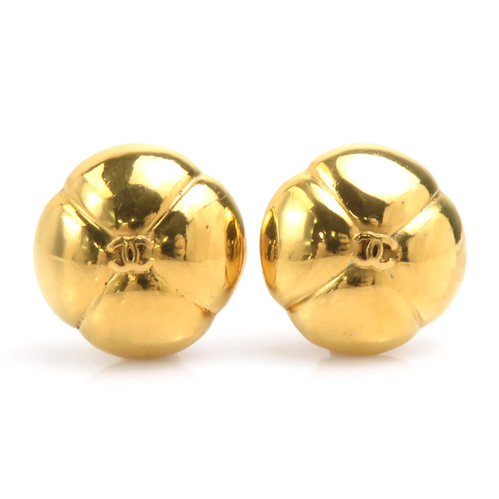 Chanel Clip Earrings Metal: Chanel Clip Earrings Metal Chanel Clip Earrings Metal are crafted from gold metal, bearing the iconic brand's signature. Measuring 25.00mm in height and width, these clip earrings showcase a sleek des