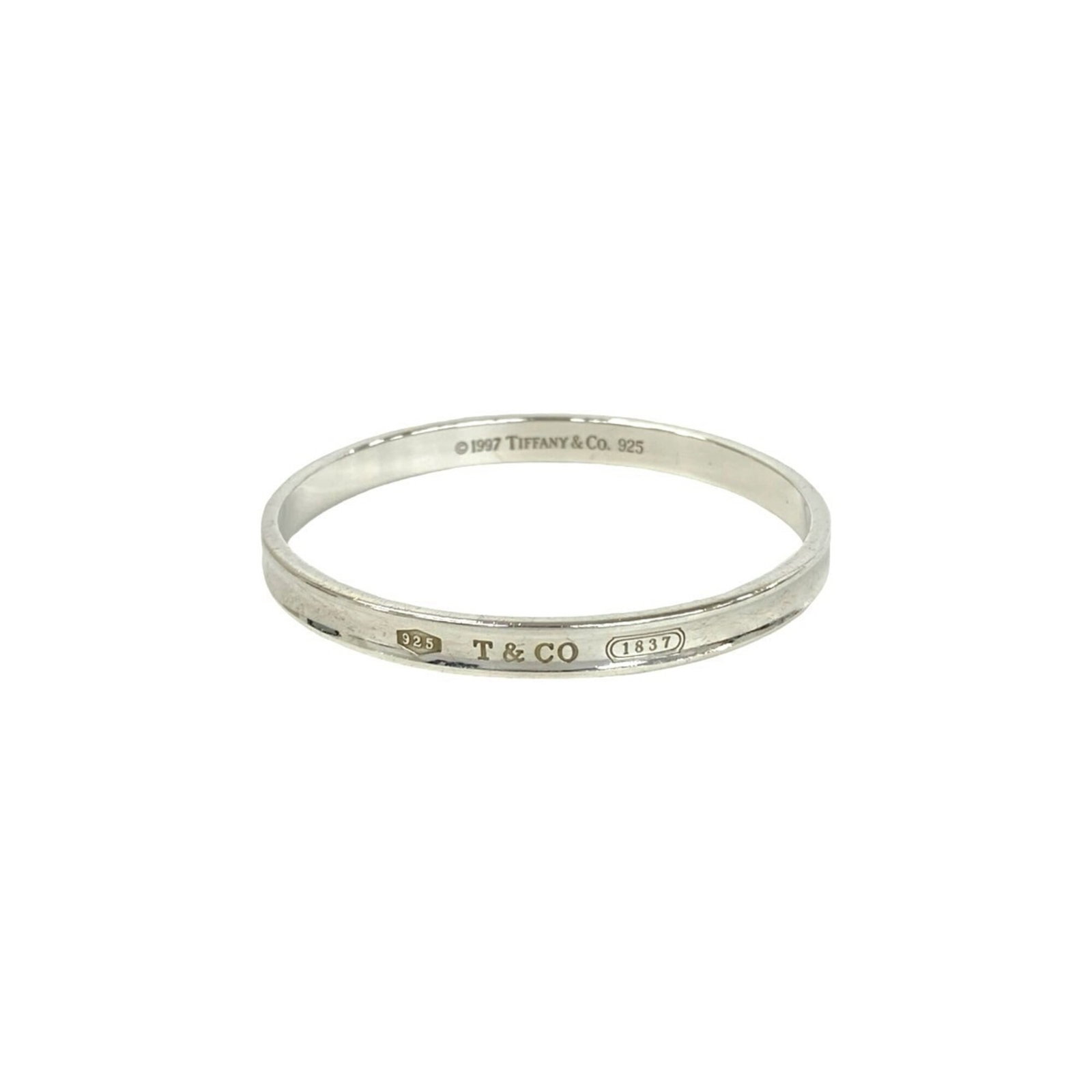 Tiffany Bangle Silver 925: Tiffany Bangle Silver 925 Silver bangle from Tiffany, made from high-quality silver 925 material, with a sleek and modern design. The bangle measures 18.5cm in length, providing a comfortable fit for 
