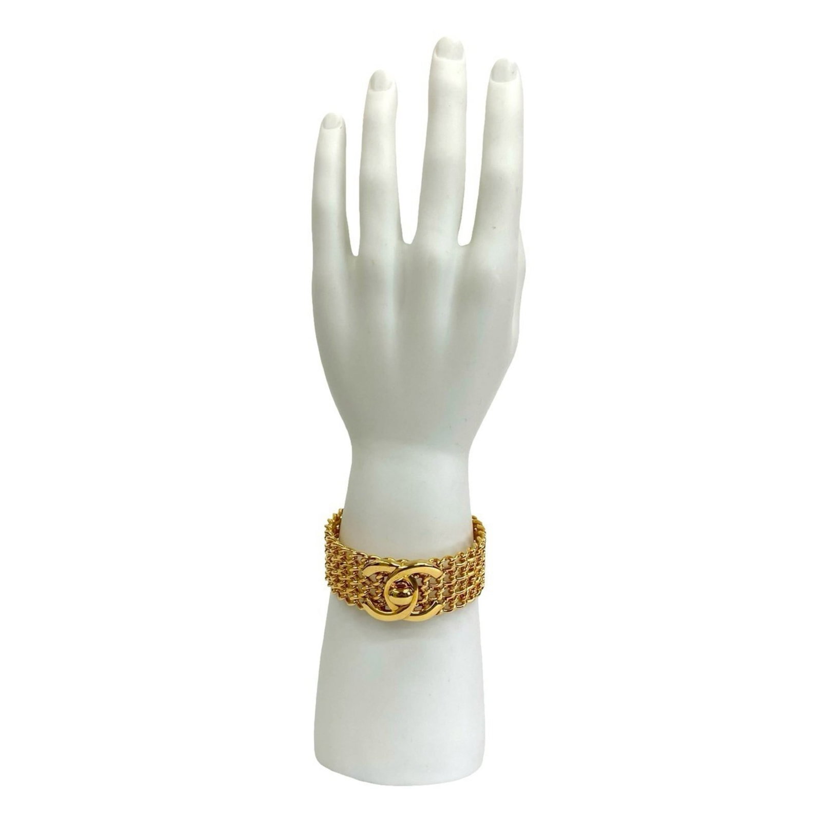 Bangle Gold Plating Chanel: Bangle Gold Plating Chanel Gold plating adds a touch of luxury to this Chanel bangle, available in gold. The item comes with a box for added convenience. A stylish accessory for those who appreciate h